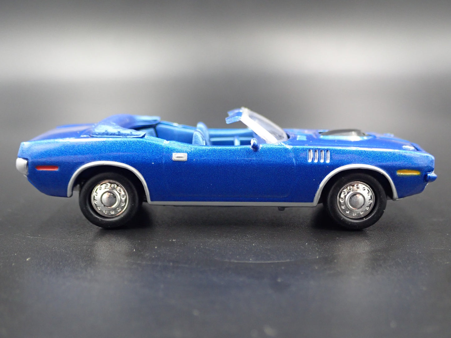 1971 PLYMOUTH HEMI CUDA CONVERTIBLE BRADY BUNCH 1/64 SCALE DIECAST MODEL CAR