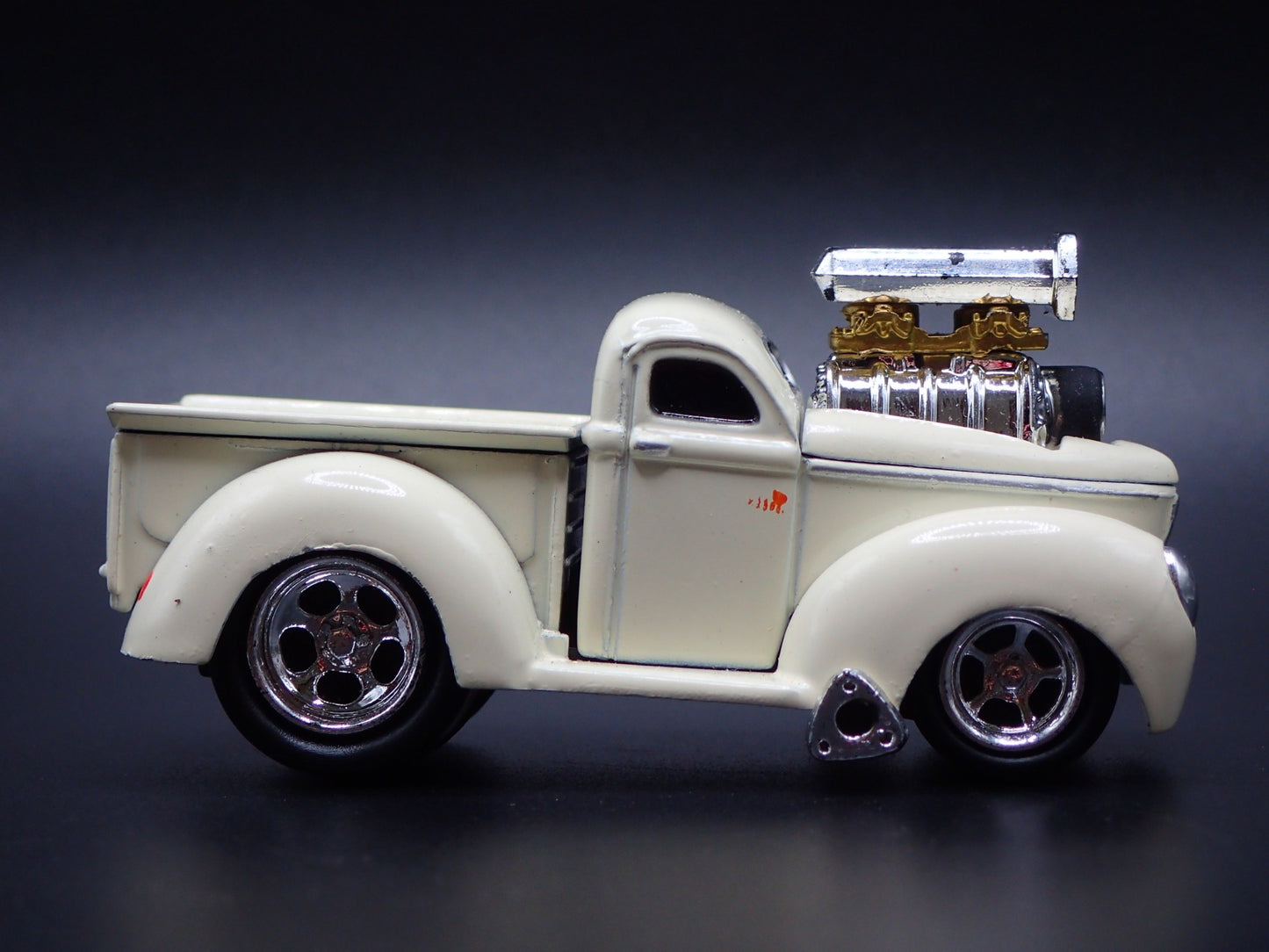 1940 40 WILLYS GASSER PICKUP w BLOWER WHITE 1:64 SCALE DIORAMA DIECAST MODEL CAR
