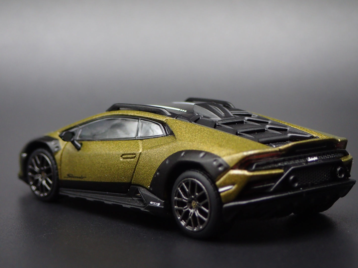 2023-2024 LAMBORGHINI HURACAN STERRATO SUPER CAR 1:64 SCALE DIECAST MODEL CAR