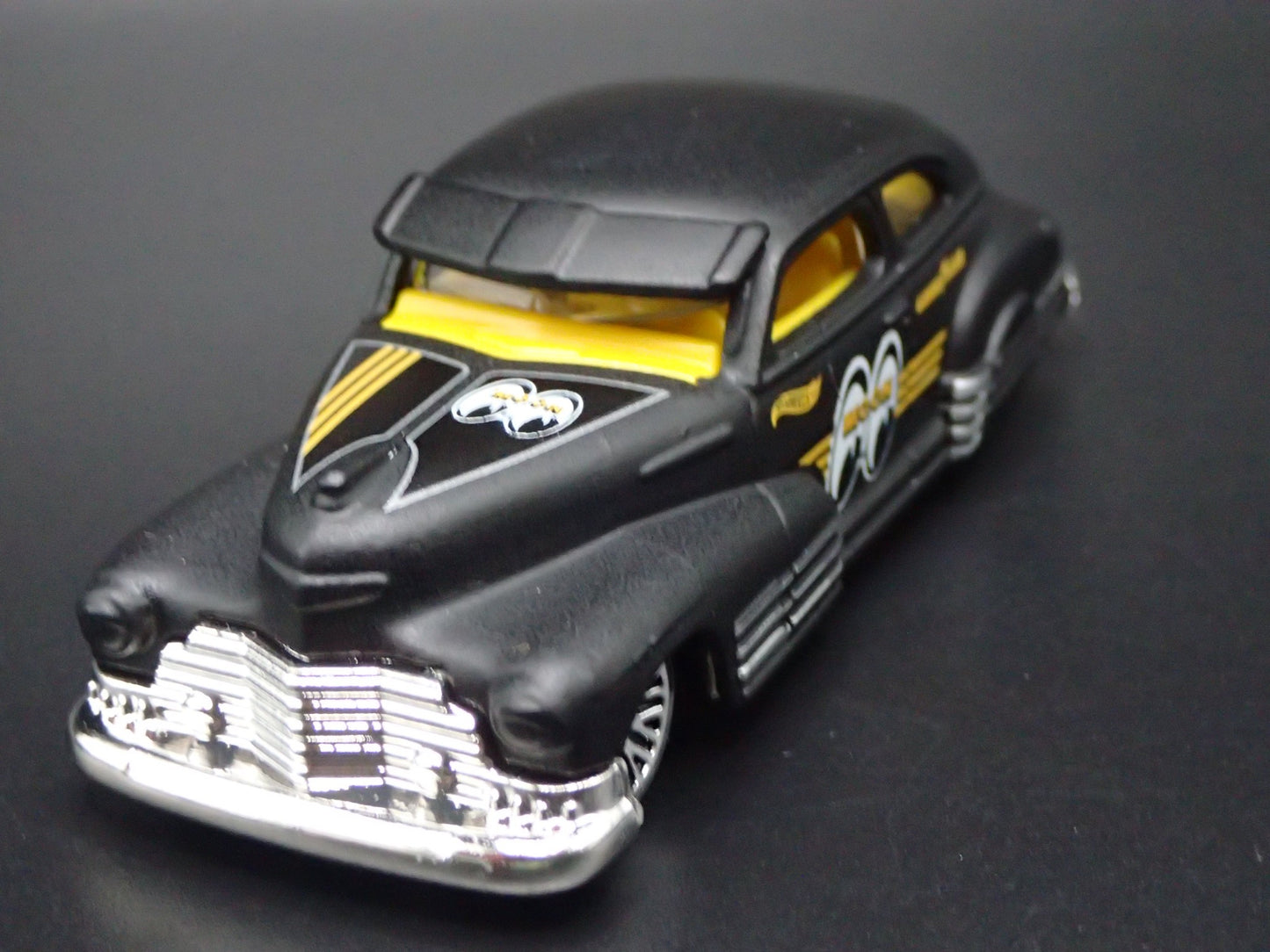1947 47 CHEVY CHEVROLET FLEETLINE MOONEYES 1:64 SCALE DIORAMA DIECAST MODEL CAR