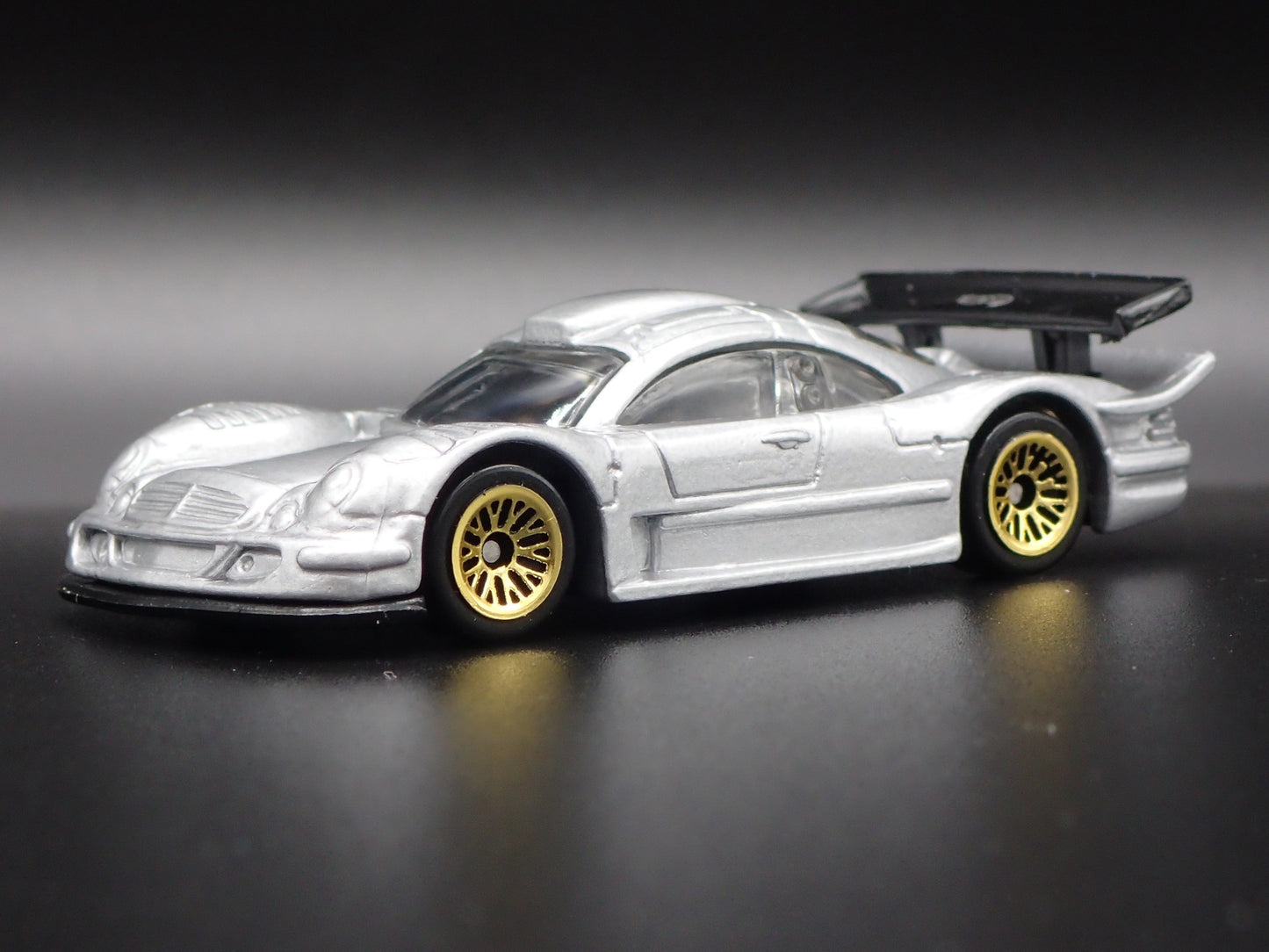 MERCEDES-BENZ CLK-LM RACE CAR 1:64 SCALE COLLECTIBLE DIORAMA DIECAST MODEL CAR