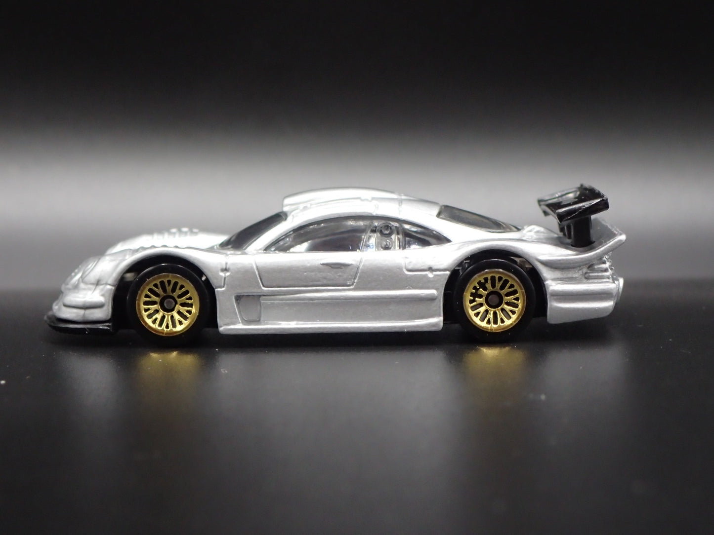 MERCEDES-BENZ CLK-LM RACE CAR 1:64 SCALE COLLECTIBLE DIORAMA DIECAST MODEL CAR