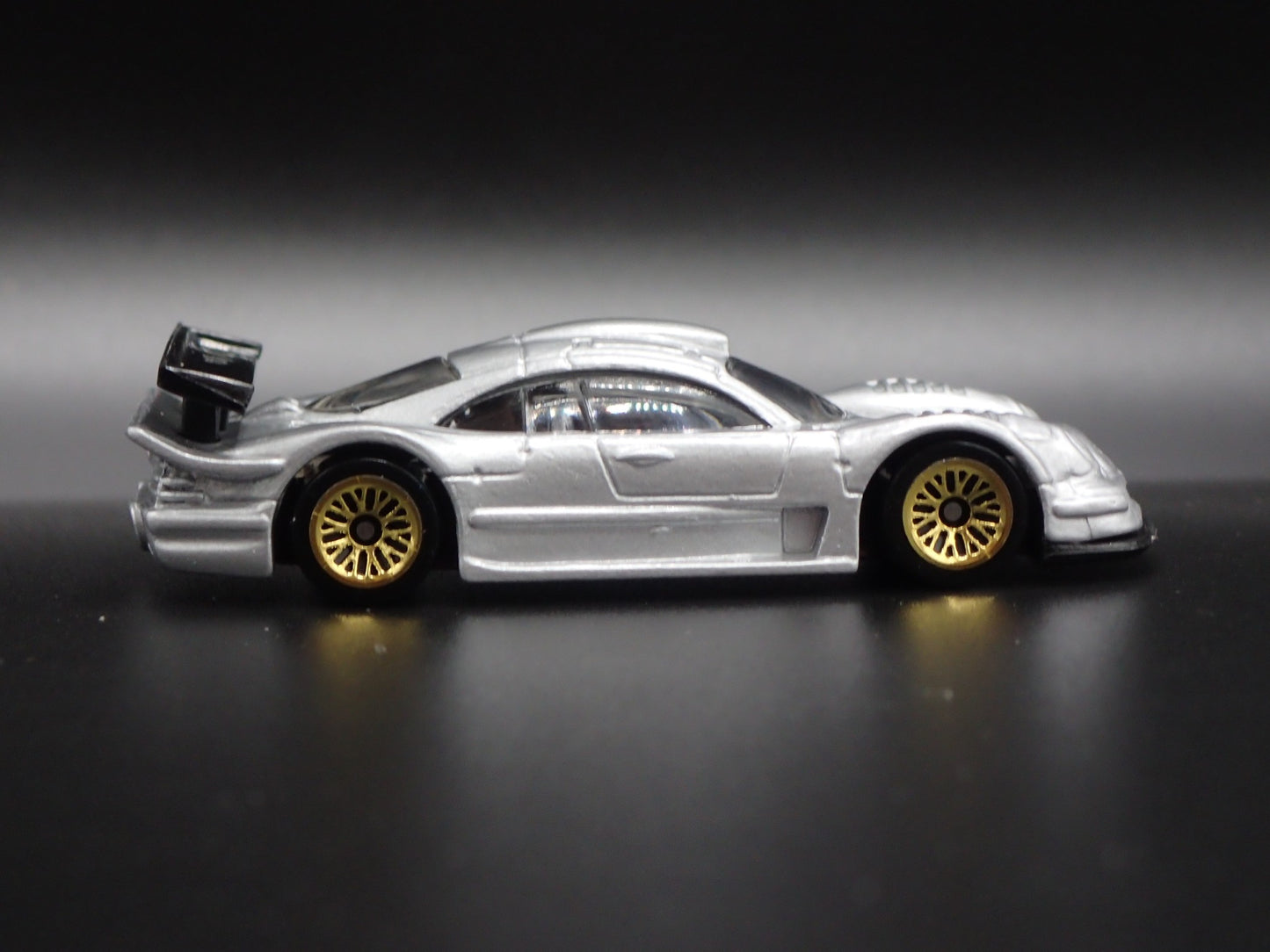 MERCEDES-BENZ CLK-LM RACE CAR 1:64 SCALE COLLECTIBLE DIORAMA DIECAST MODEL CAR
