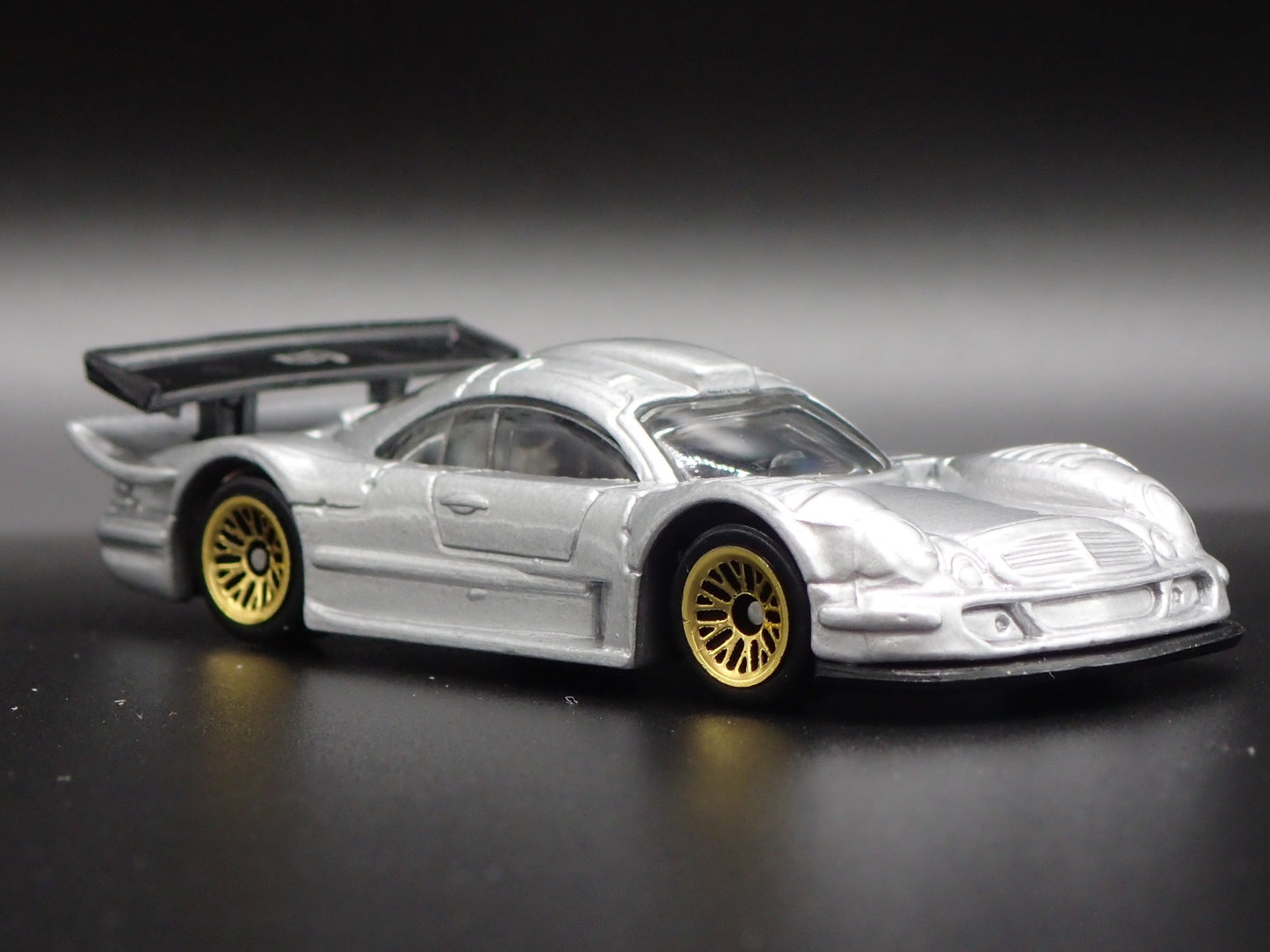 MERCEDES-BENZ CLK-LM RACE CAR 1:64 SCALE COLLECTIBLE DIORAMA DIECAST MODEL CAR