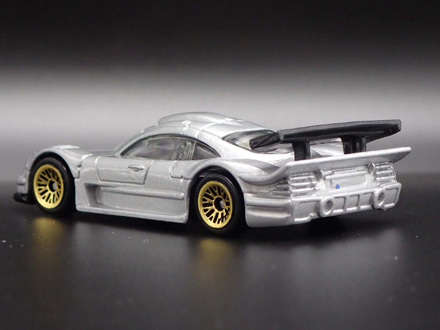 MERCEDES-BENZ CLK-LM RACE CAR 1:64 SCALE COLLECTIBLE DIORAMA DIECAST MODEL CAR