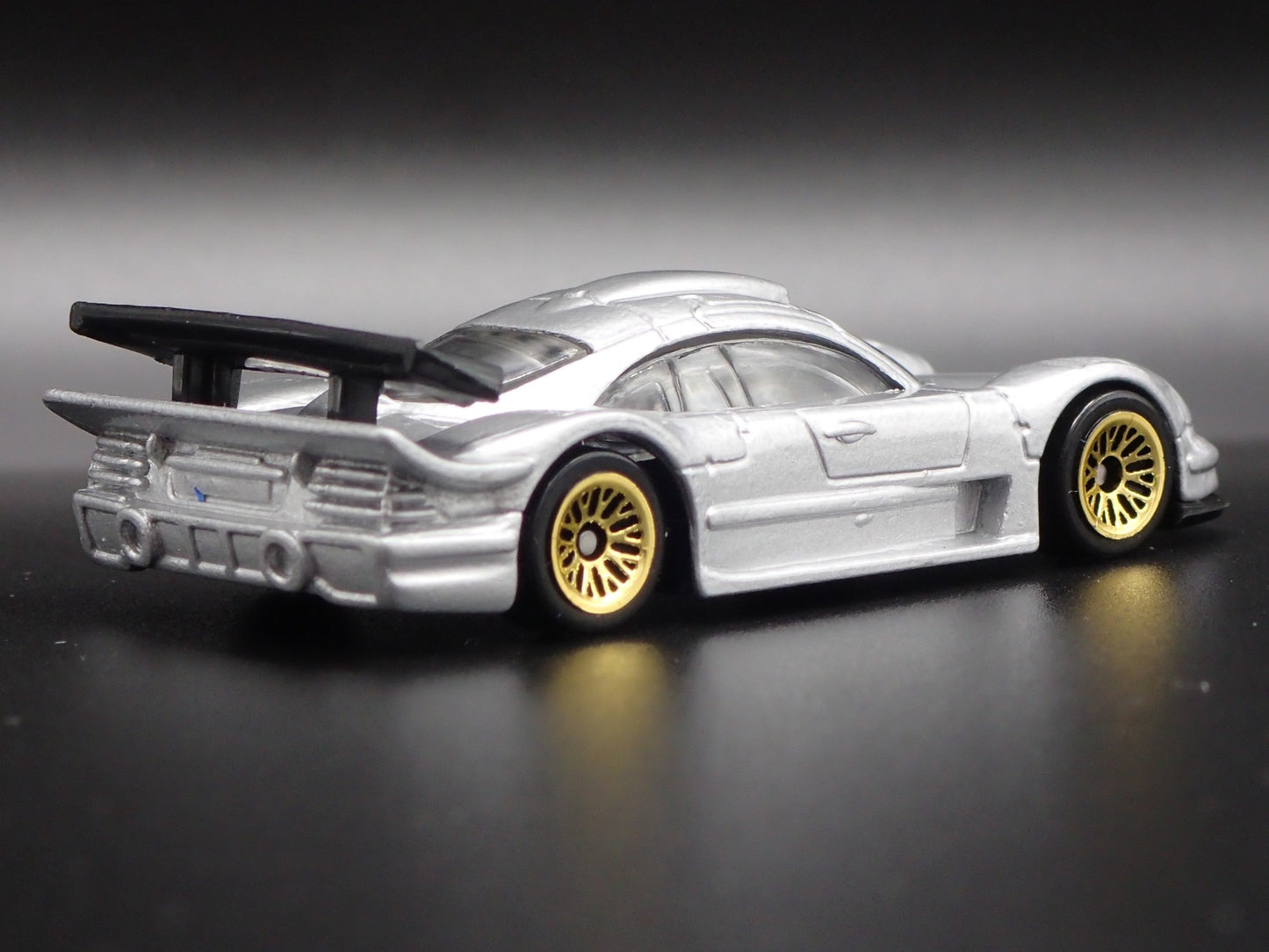 MERCEDES-BENZ CLK-LM RACE CAR 1:64 SCALE COLLECTIBLE DIORAMA DIECAST MODEL CAR