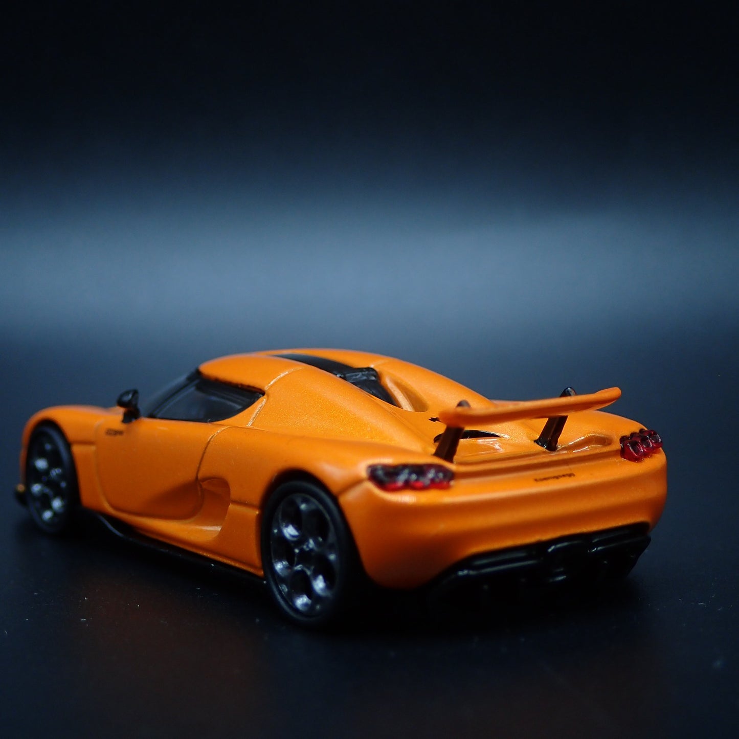2024-2025 KOENIGSEGG CC850 SUPER CAR ORANGE 1:64 SCALE DIORAMA DIECAST MODEL CAR