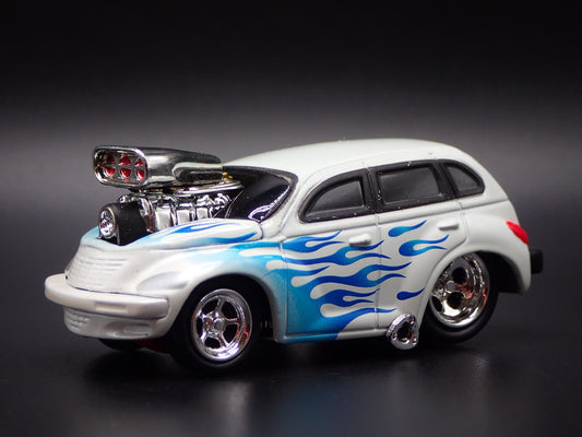 2001-2010 CHRYSLER PT CRUISER WHITE 1:64 SCALE LIMITED DIORAMA DIECAST MODEL CAR