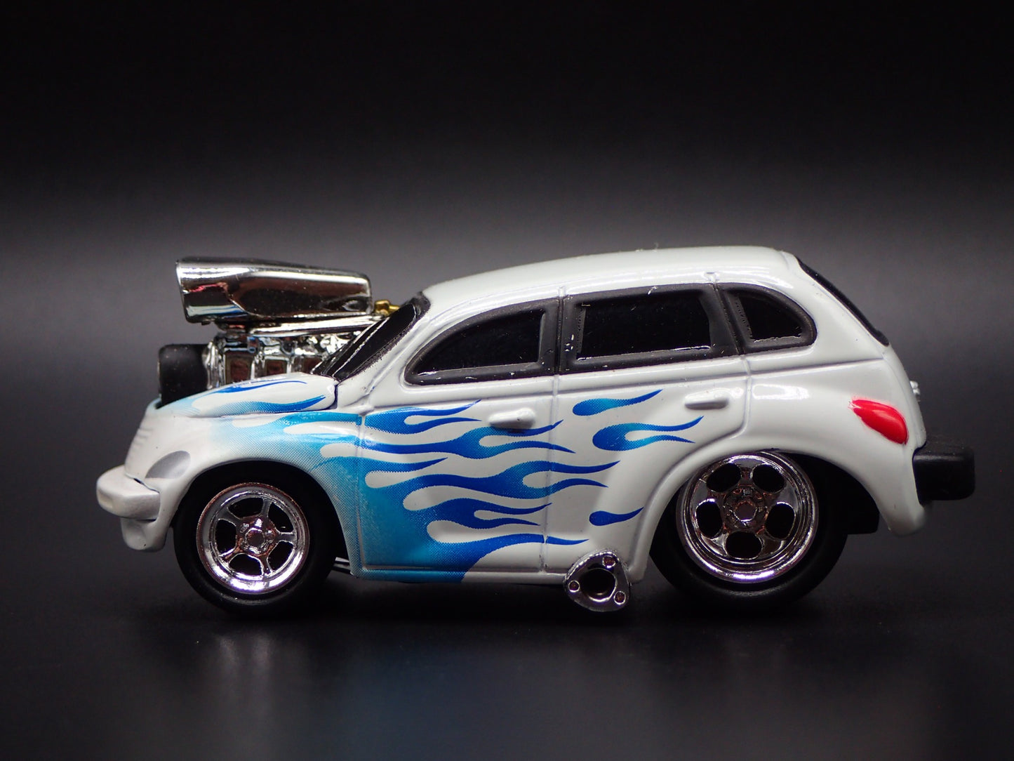 2001-2010 CHRYSLER PT CRUISER WHITE 1:64 SCALE LIMITED DIORAMA DIECAST MODEL CAR