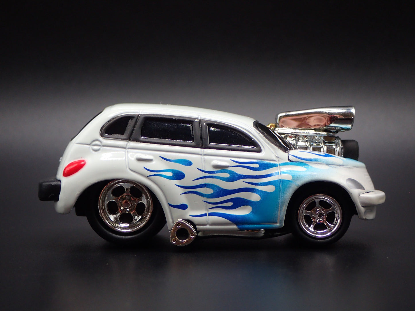 2001-2010 CHRYSLER PT CRUISER WHITE 1:64 SCALE LIMITED DIORAMA DIECAST MODEL CAR