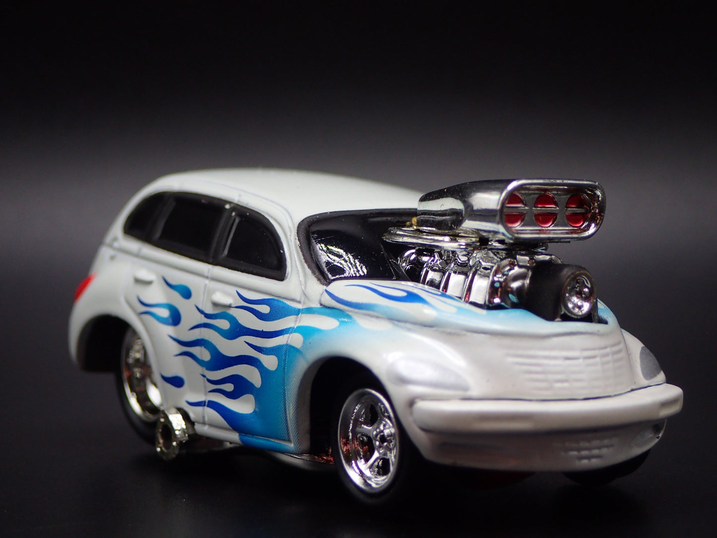 2001-2010 CHRYSLER PT CRUISER WHITE 1:64 SCALE LIMITED DIORAMA DIECAST MODEL CAR