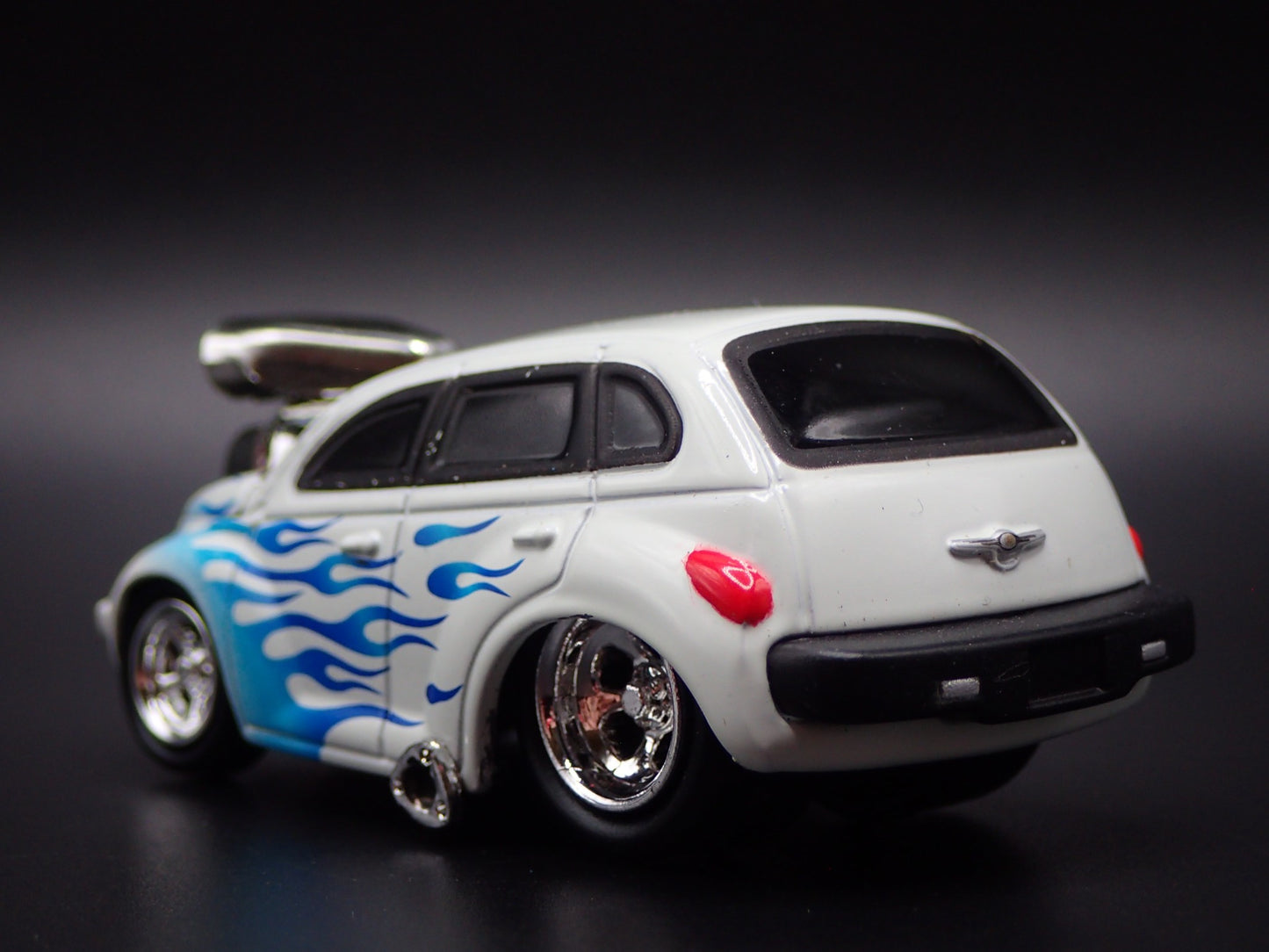 2001-2010 CHRYSLER PT CRUISER WHITE 1:64 SCALE LIMITED DIORAMA DIECAST MODEL CAR