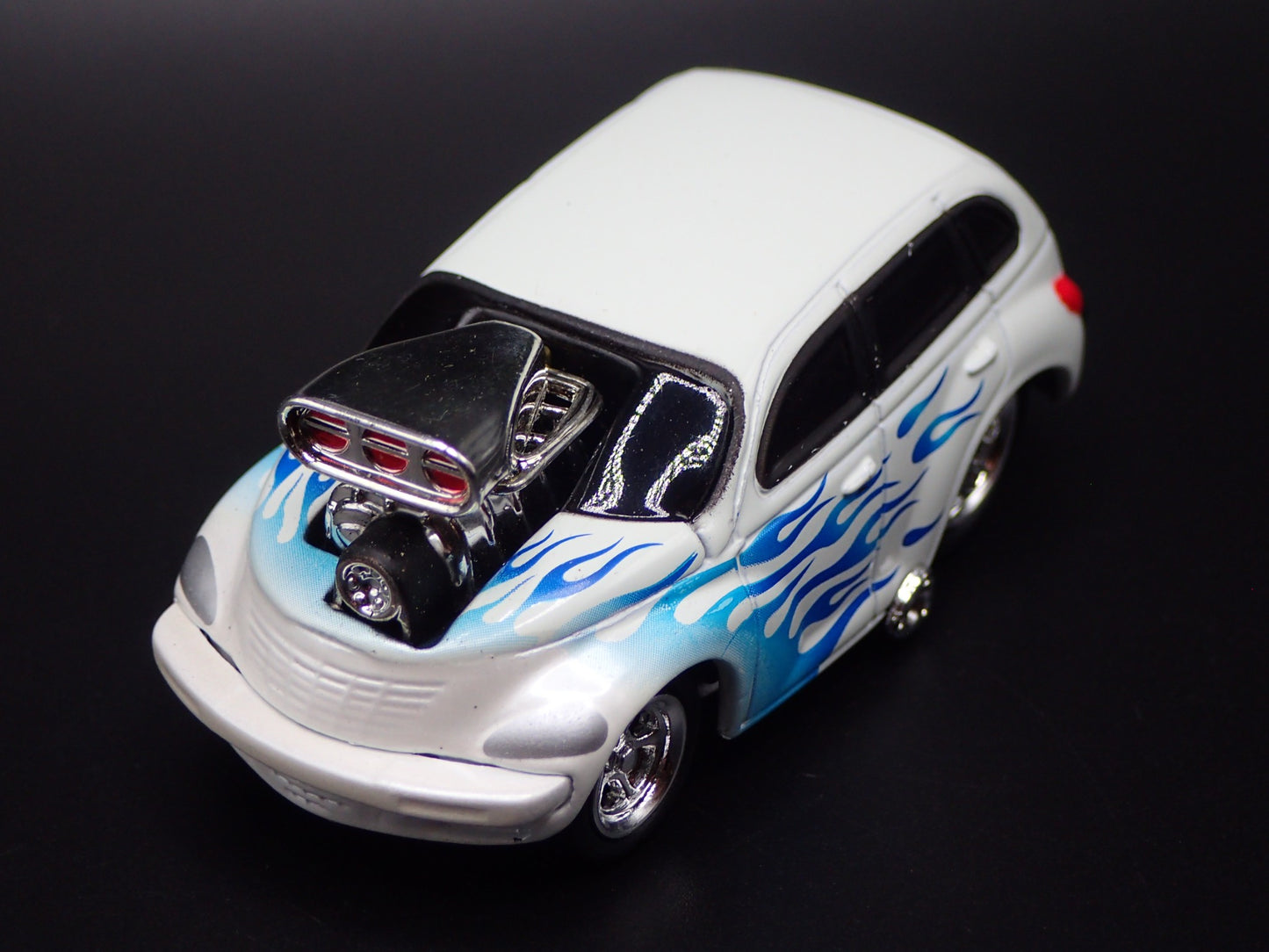 2001-2010 CHRYSLER PT CRUISER WHITE 1:64 SCALE LIMITED DIORAMA DIECAST MODEL CAR