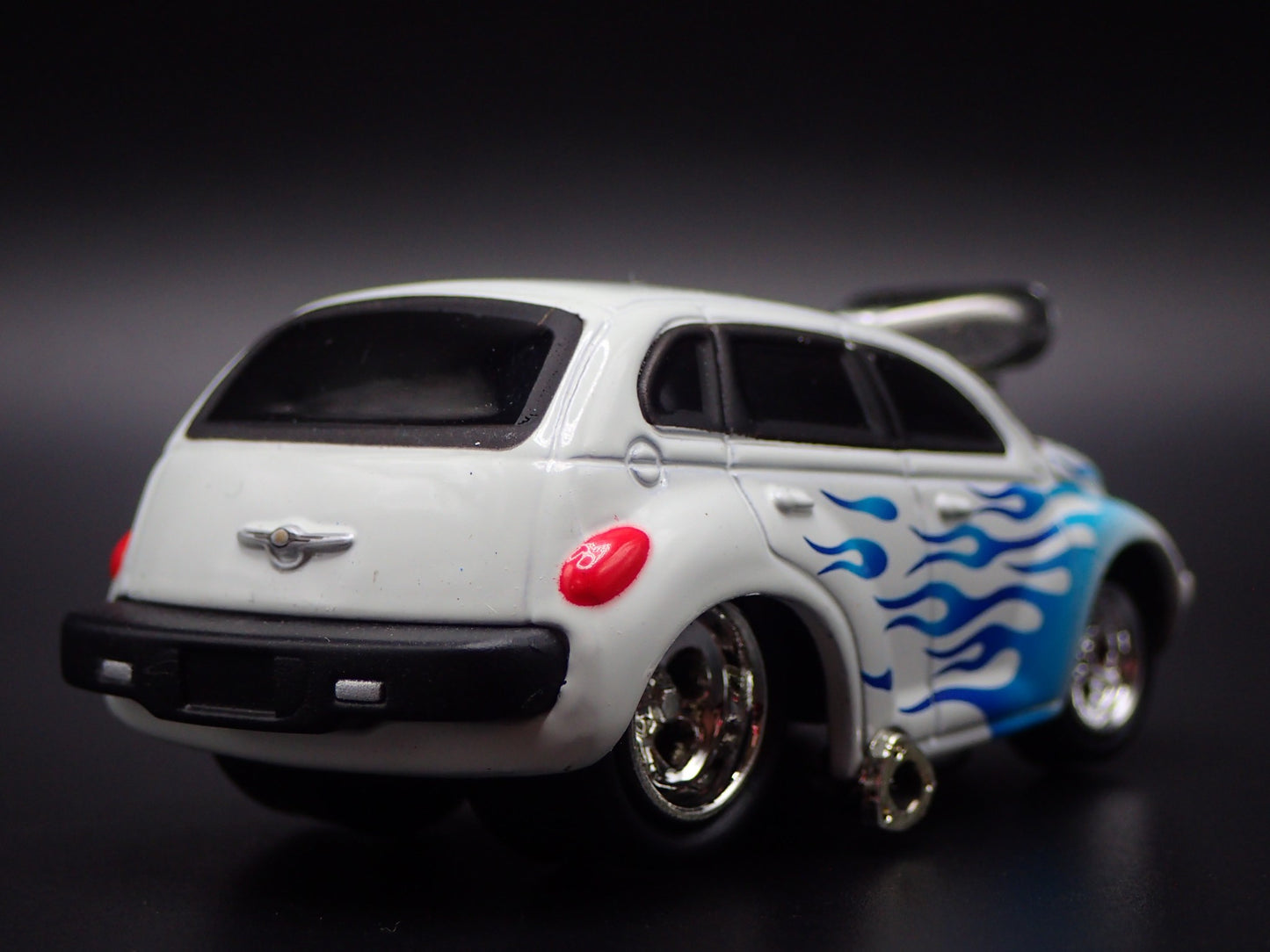 2001-2010 CHRYSLER PT CRUISER WHITE 1:64 SCALE LIMITED DIORAMA DIECAST MODEL CAR