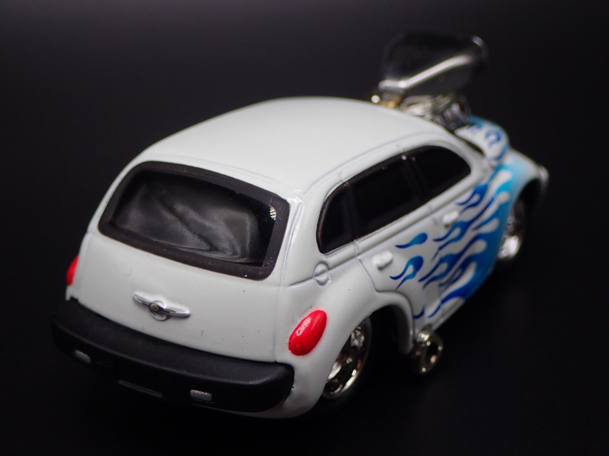 2001-2010 CHRYSLER PT CRUISER WHITE 1:64 SCALE LIMITED DIORAMA