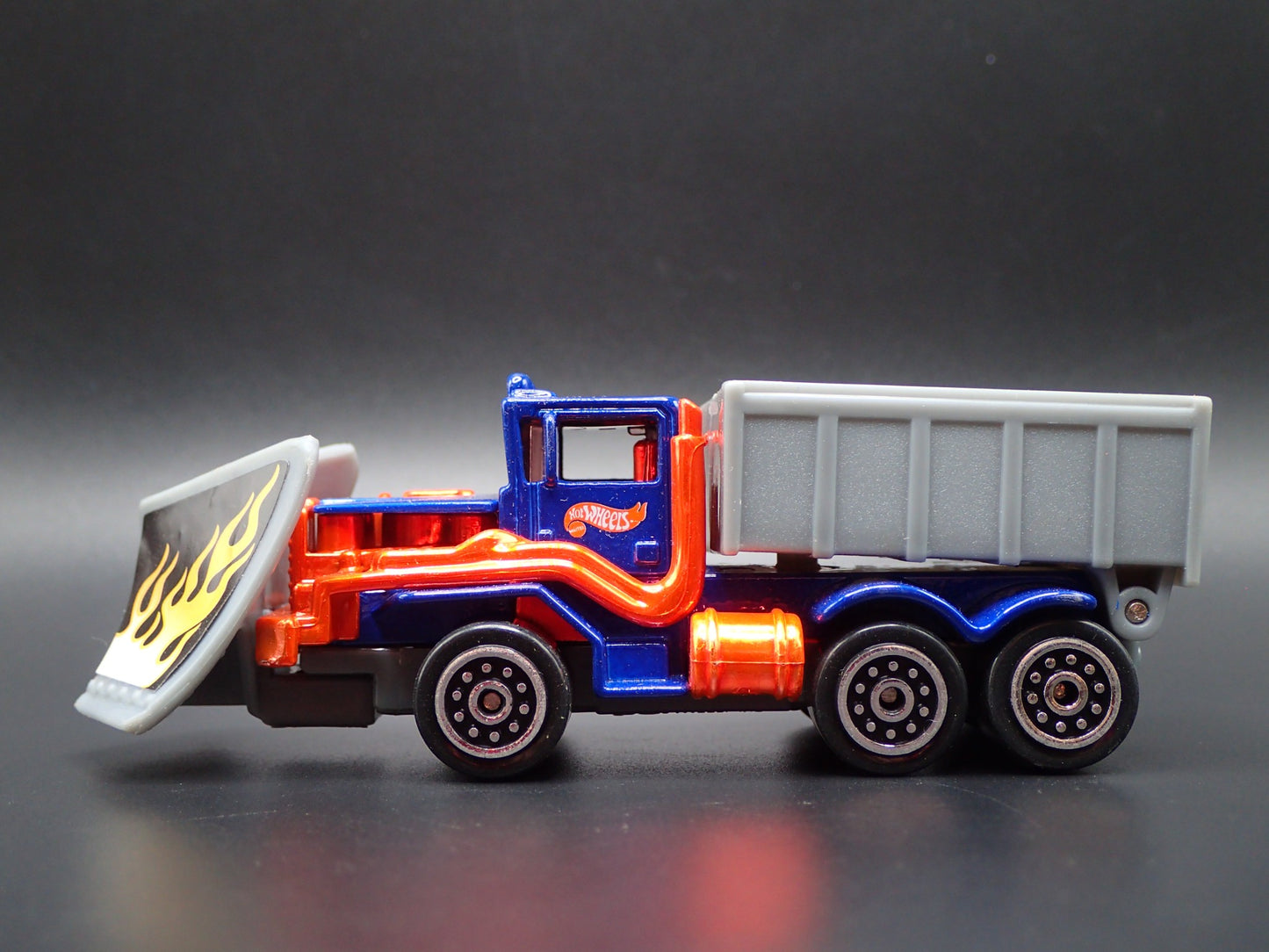 MODERN DUMP TRUCK SNOW PLOW 1:64 HW SCALE COLLECTIBLE DIORAMA DIECAST MODEL CAR