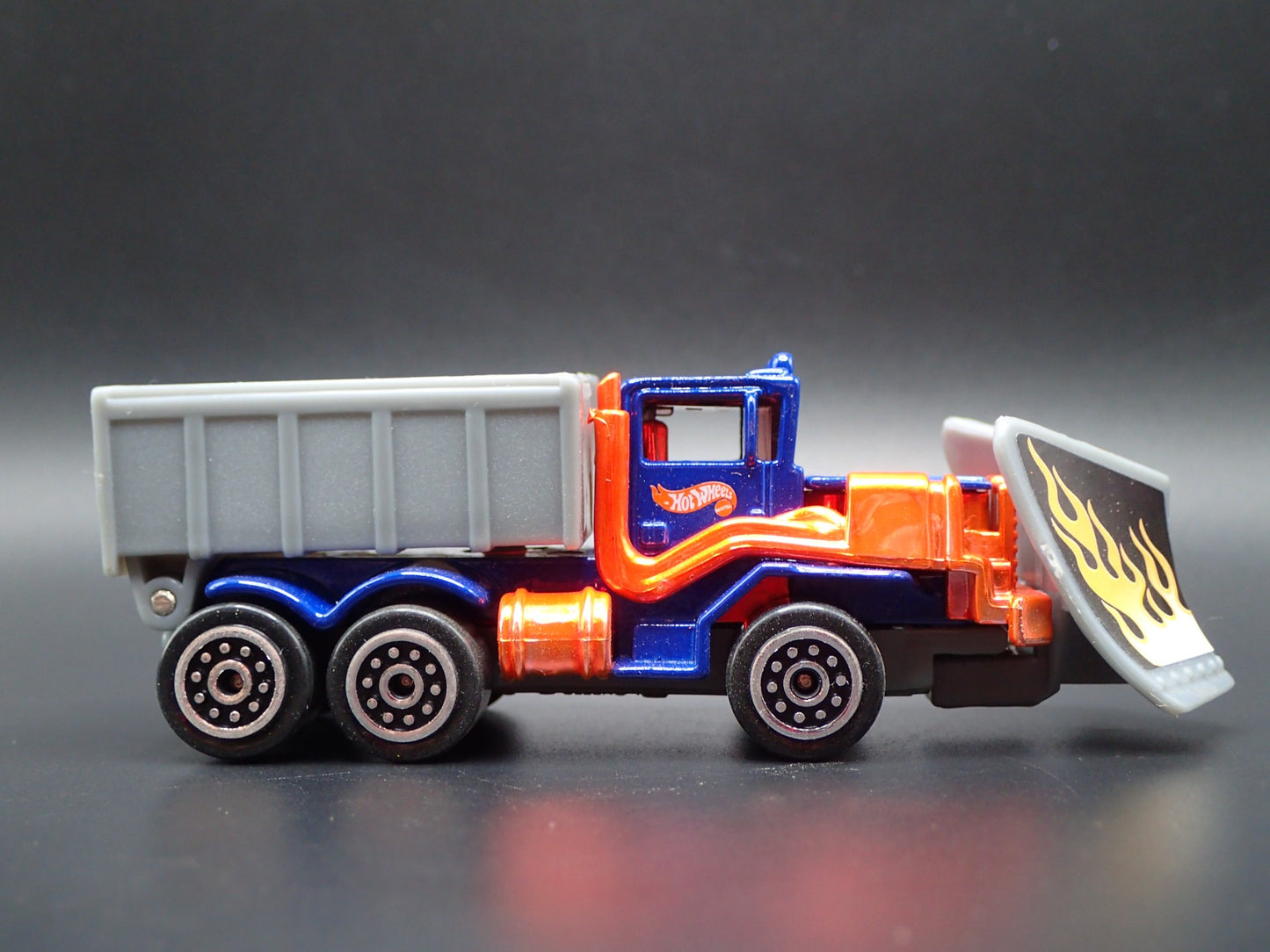 MODERN DUMP TRUCK SNOW PLOW 1:64 HW SCALE COLLECTIBLE DIORAMA DIECAST MODEL CAR
