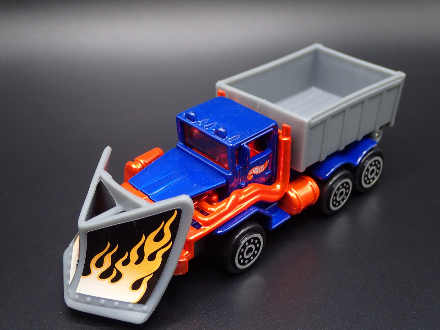 MODERN DUMP TRUCK SNOW PLOW 1:64 HW SCALE COLLECTIBLE DIORAMA DIECAST MODEL CAR