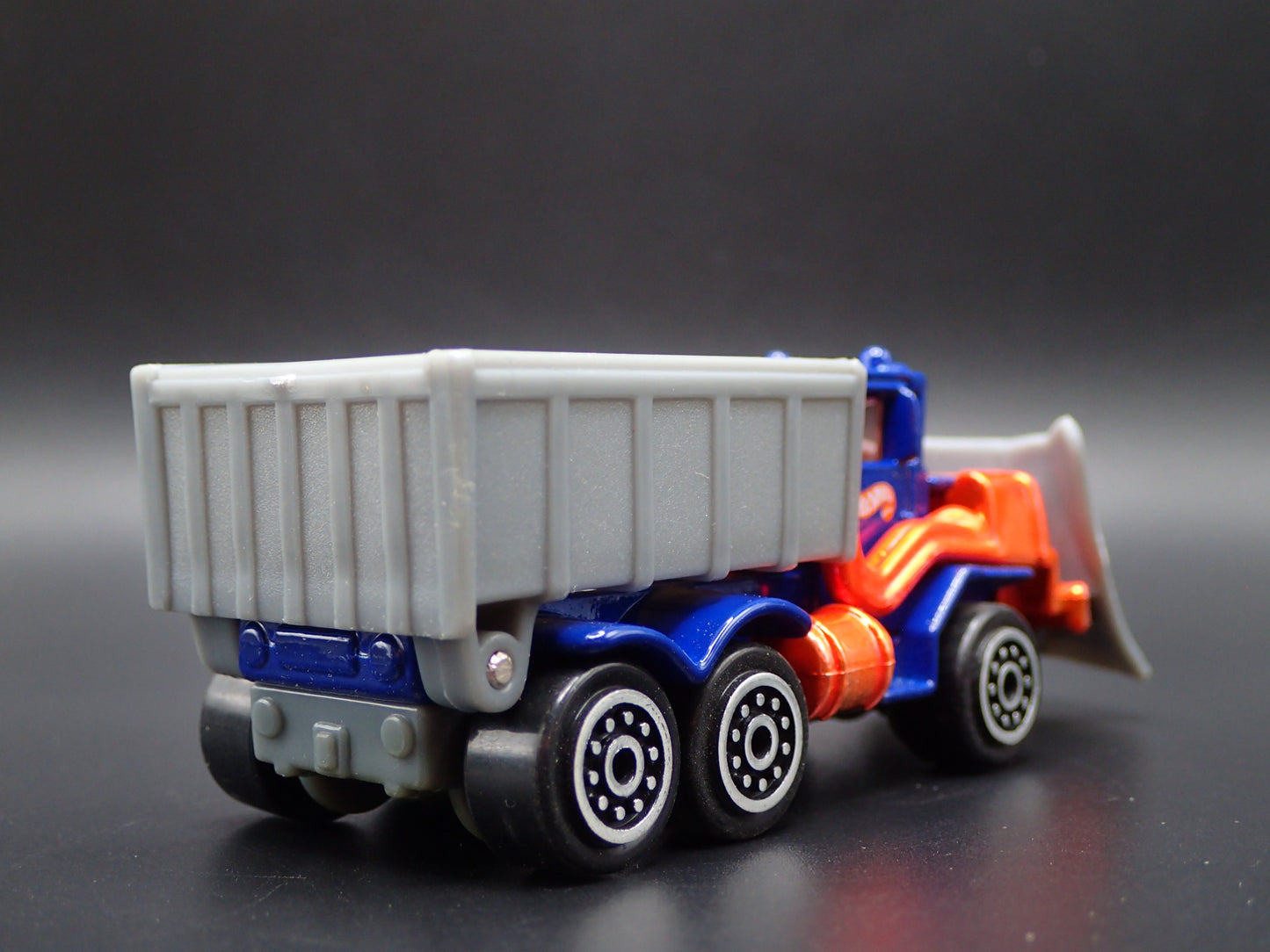 MODERN DUMP TRUCK SNOW PLOW 1:64 HW SCALE COLLECTIBLE DIORAMA DIECAST MODEL CAR