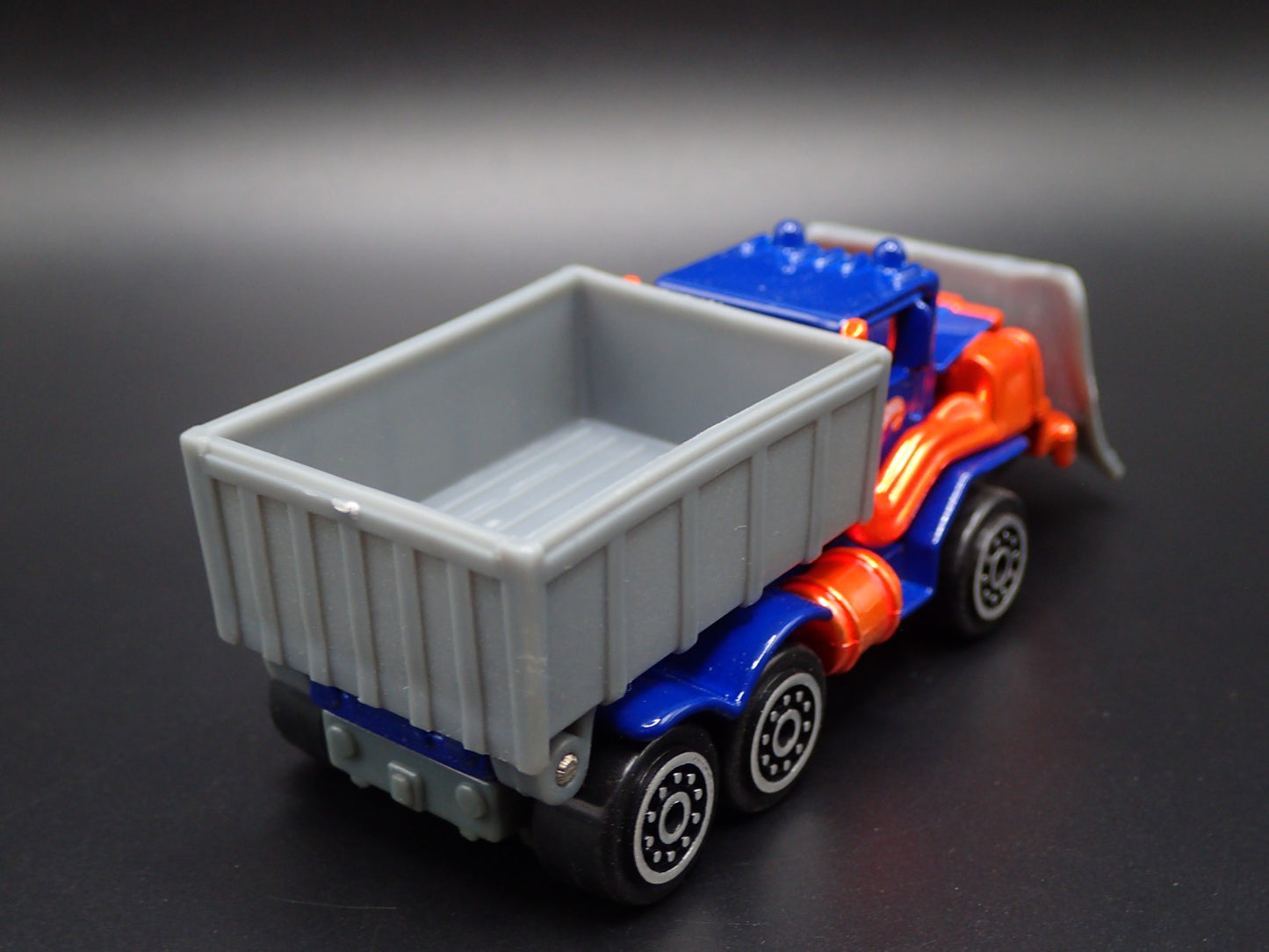 MODERN DUMP TRUCK SNOW PLOW 1:64 HW SCALE COLLECTIBLE DIORAMA DIECAST MODEL CAR