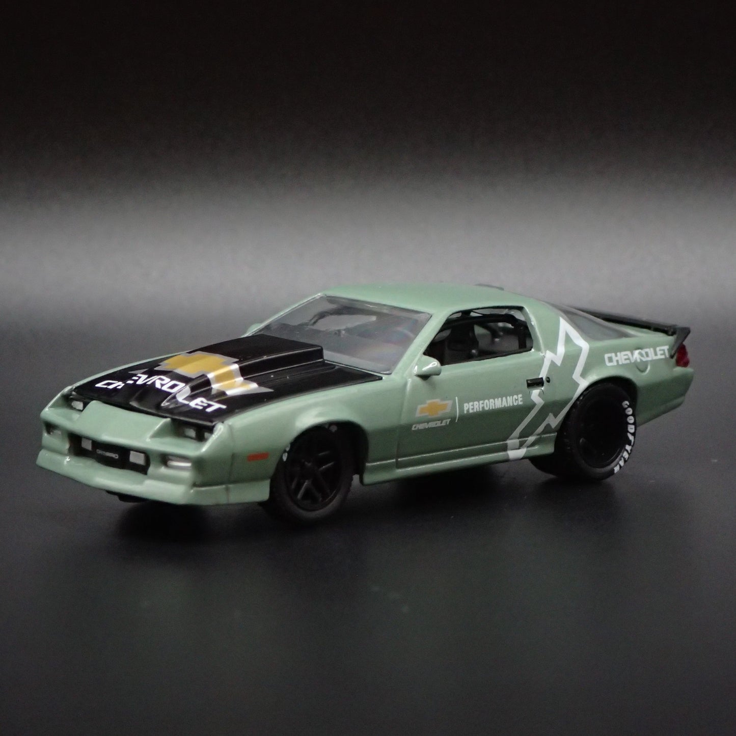 1985 85 CHEVY CHEVROLET CAMARO IROC-Z GREEN 1:64 SCALE DIORAMA DIECAST MODEL CAR
