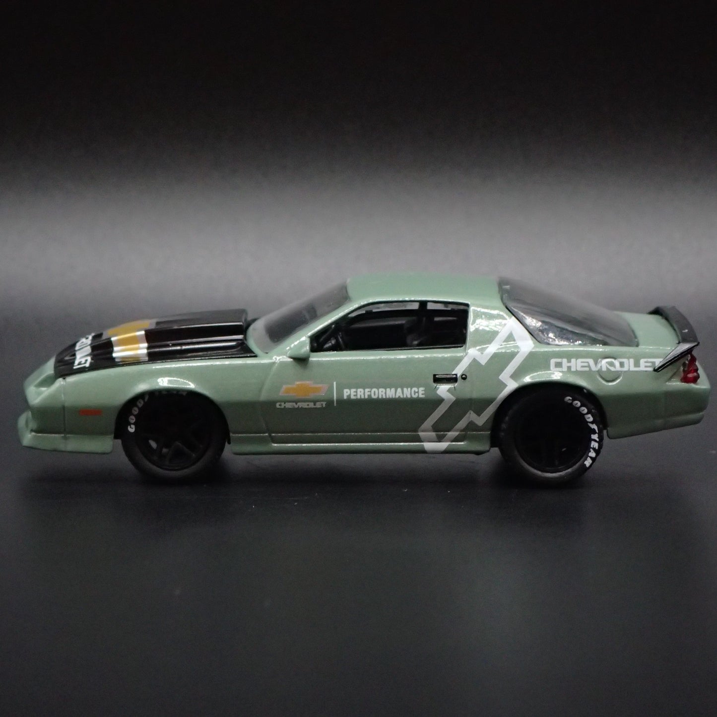 1985 85 CHEVY CHEVROLET CAMARO IROC-Z GREEN 1:64 SCALE DIORAMA DIECAST MODEL CAR