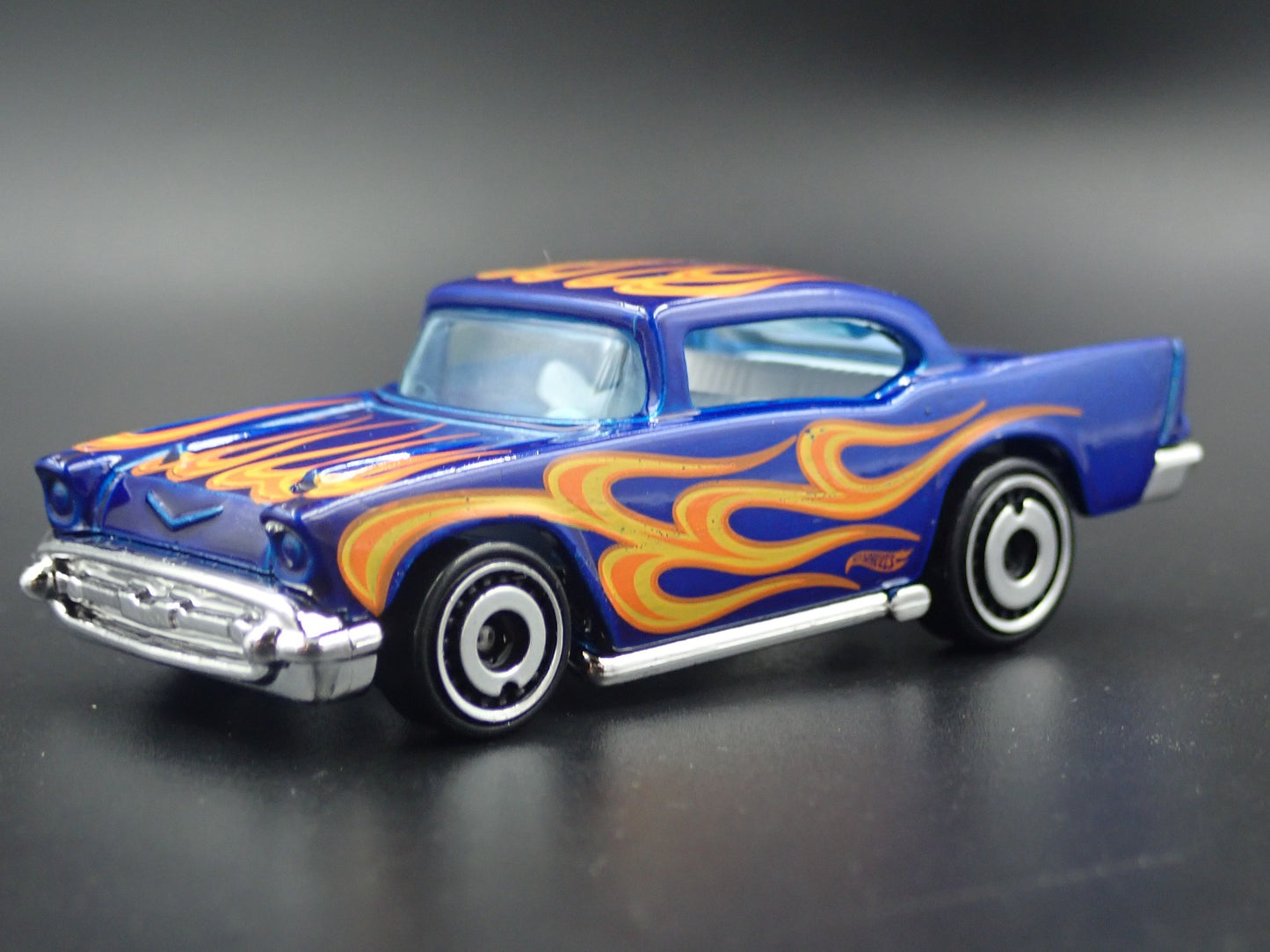 1957 57 CHEVY CHEVROLET BEL AIR 1:64 SCALE COLLECTIBLE DIORAMA DIECAST MODEL CAR