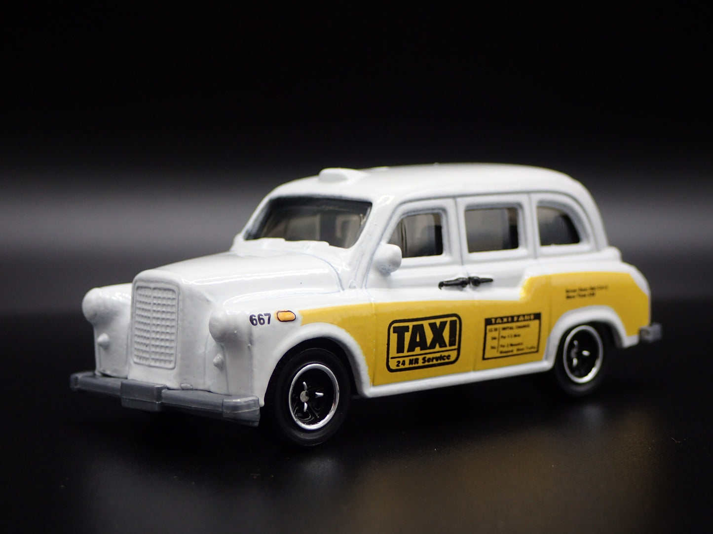 1958-1997 AUSTIN FX4 LONDON TAXI CAB WHITE 1/64 SCALE DIORAMA DIECAST MODEL CAR