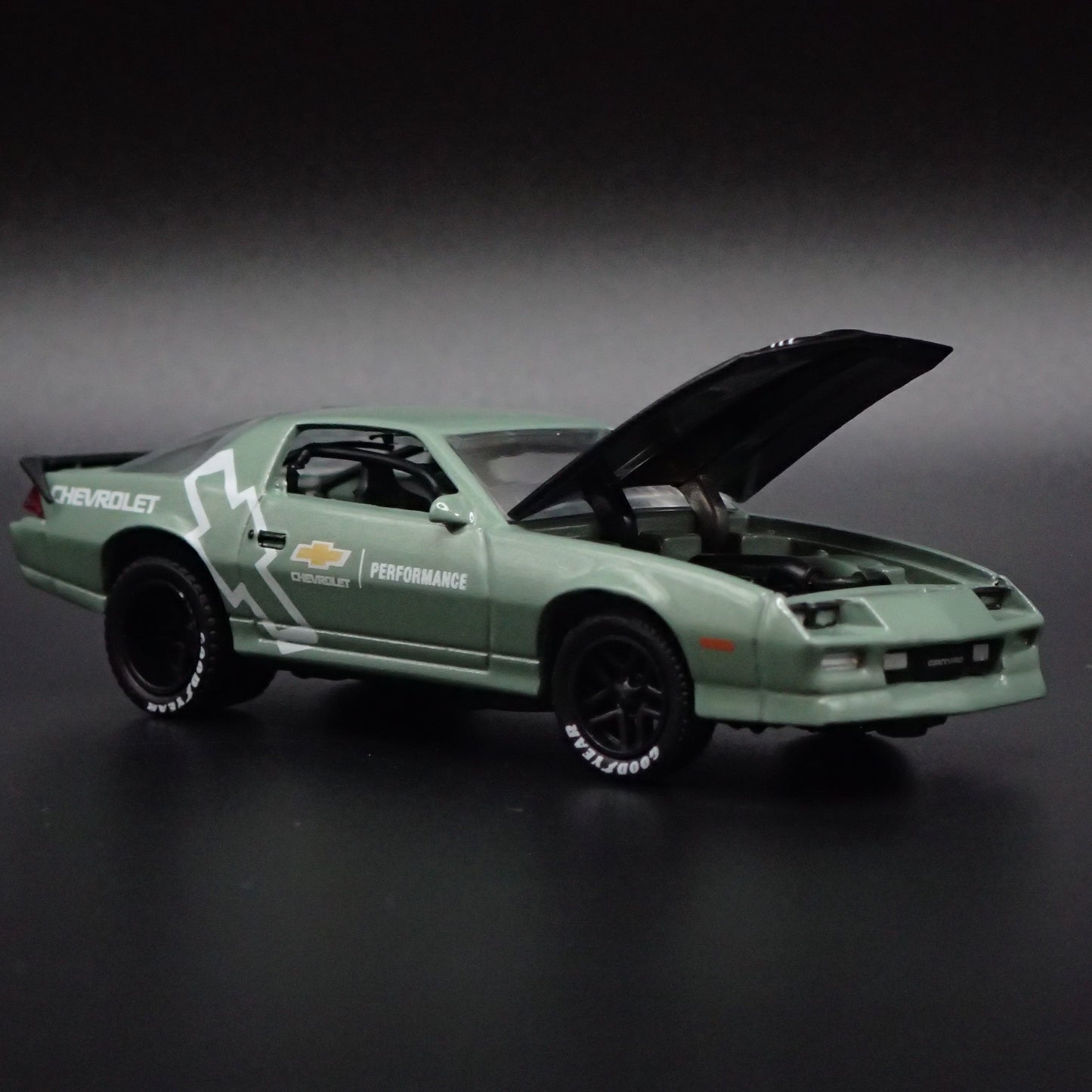 1985 85 CHEVY CHEVROLET CAMARO IROC-Z GREEN 1:64 SCALE DIORAMA DIECAST MODEL CAR