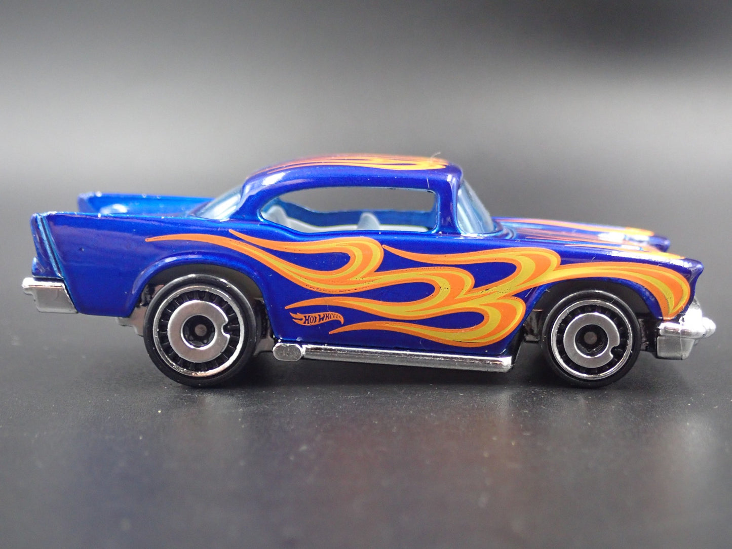 1957 57 CHEVY CHEVROLET BEL AIR 1:64 SCALE COLLECTIBLE DIORAMA DIECAST MODEL CAR