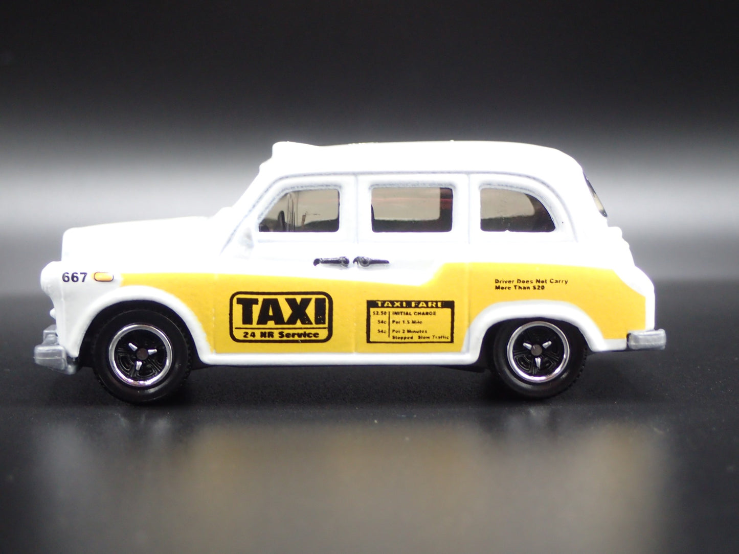 1958-1997 AUSTIN FX4 LONDON TAXI CAB WHITE 1/64 SCALE DIORAMA DIECAST MODEL CAR