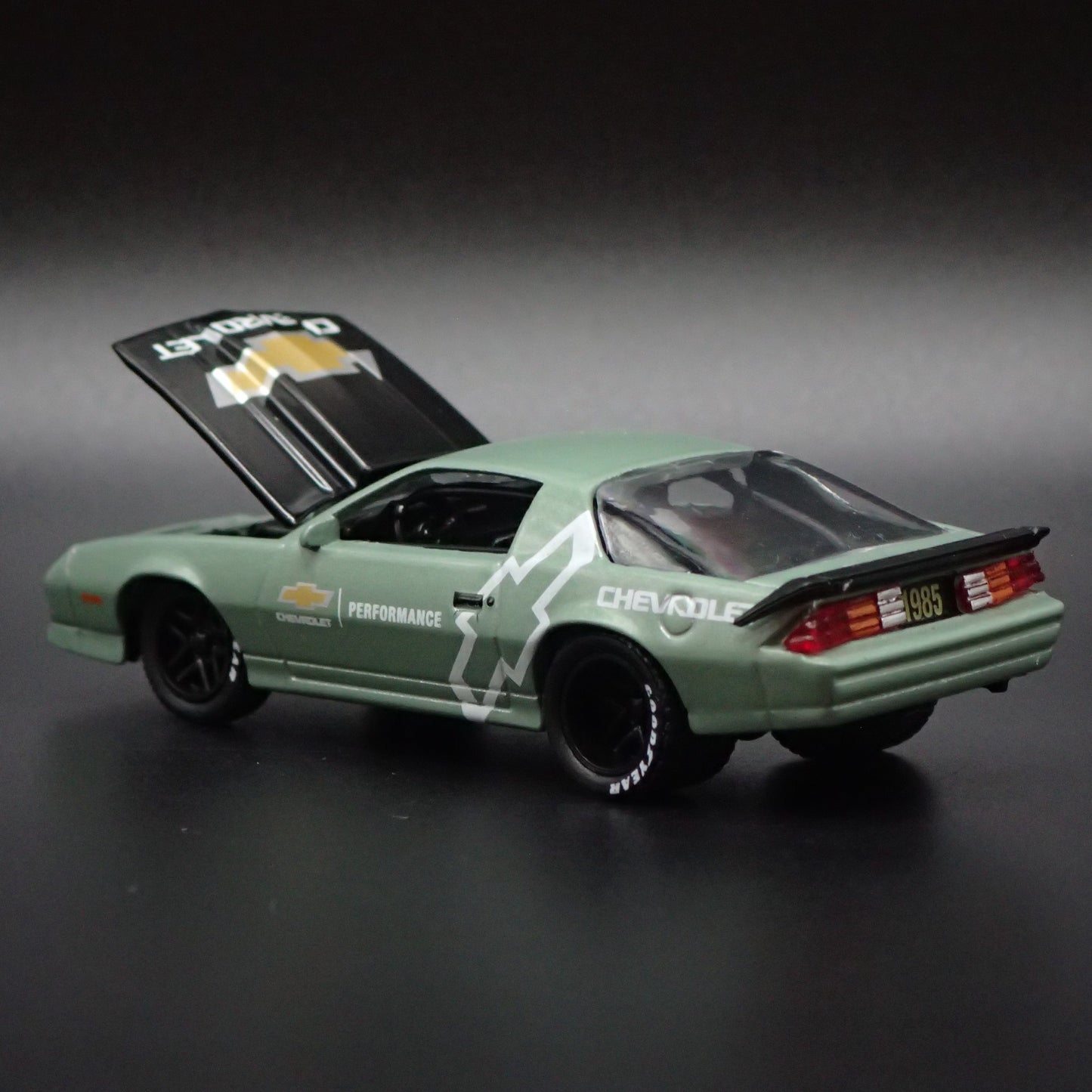 1985 85 CHEVY CHEVROLET CAMARO IROC-Z GREEN 1:64 SCALE DIORAMA DIECAST MODEL CAR