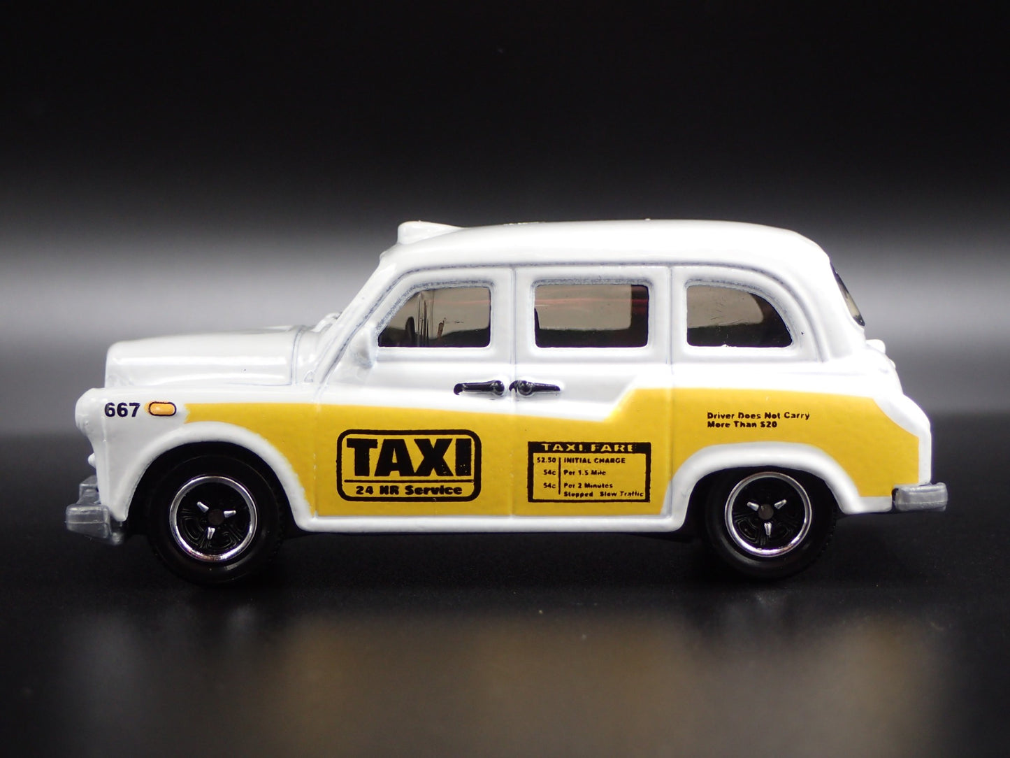 1958-1997 AUSTIN FX4 LONDON TAXI CAB WHITE 1/64 SCALE DIORAMA DIECAST MODEL CAR