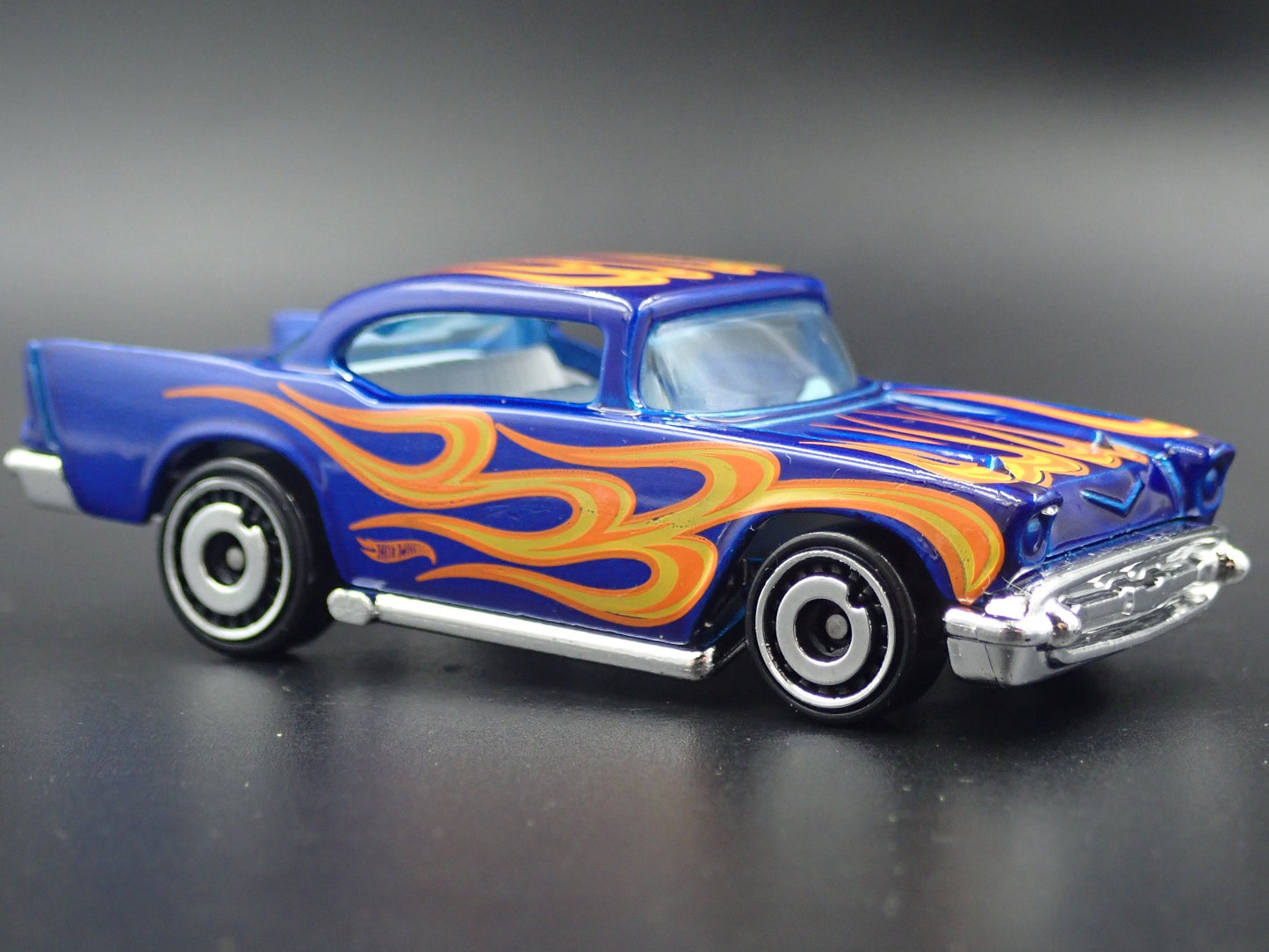 1957 57 CHEVY CHEVROLET BEL AIR 1:64 SCALE COLLECTIBLE DIORAMA DIECAST MODEL CAR