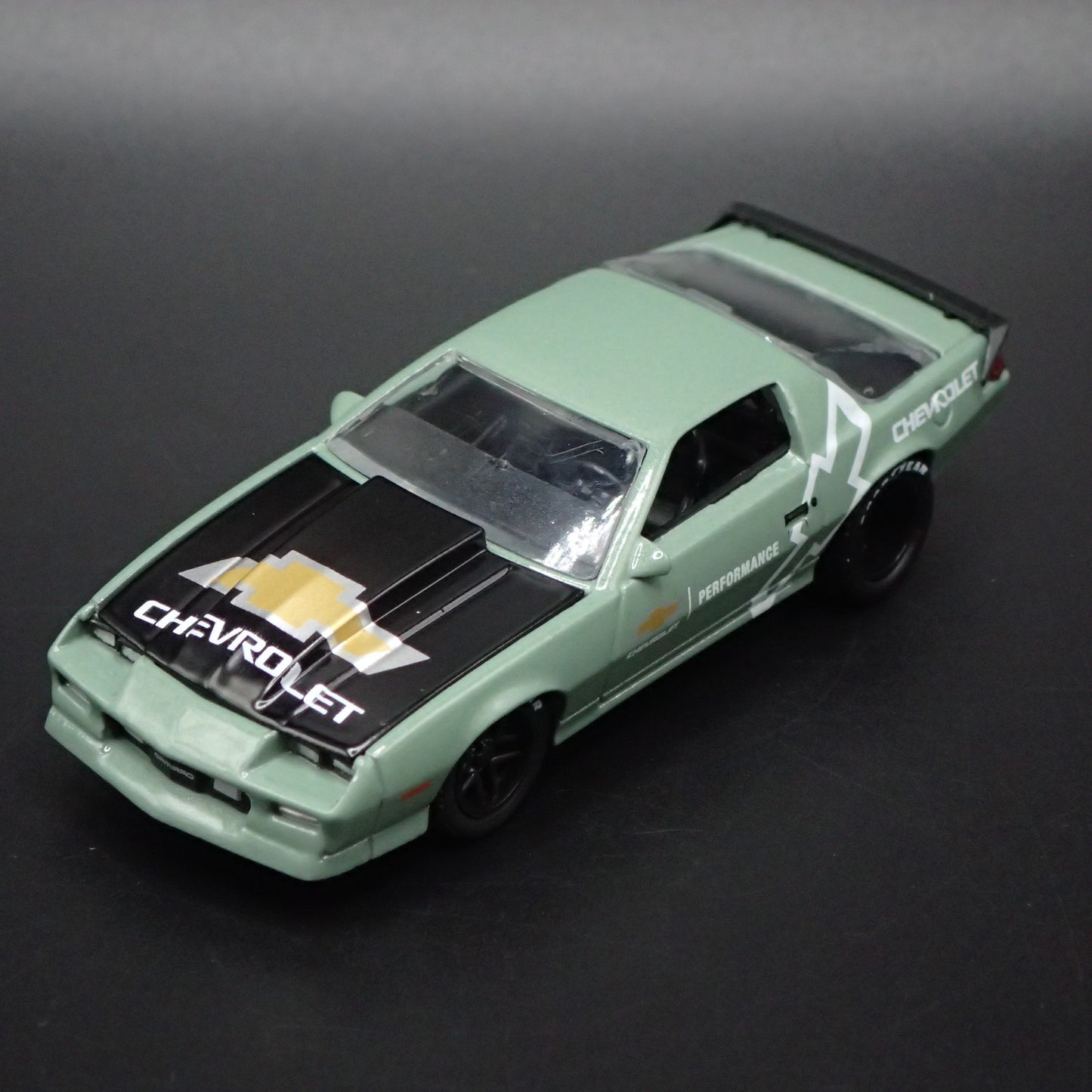 1985 85 CHEVY CHEVROLET CAMARO IROC-Z GREEN 1:64 SCALE DIORAMA DIECAST MODEL CAR