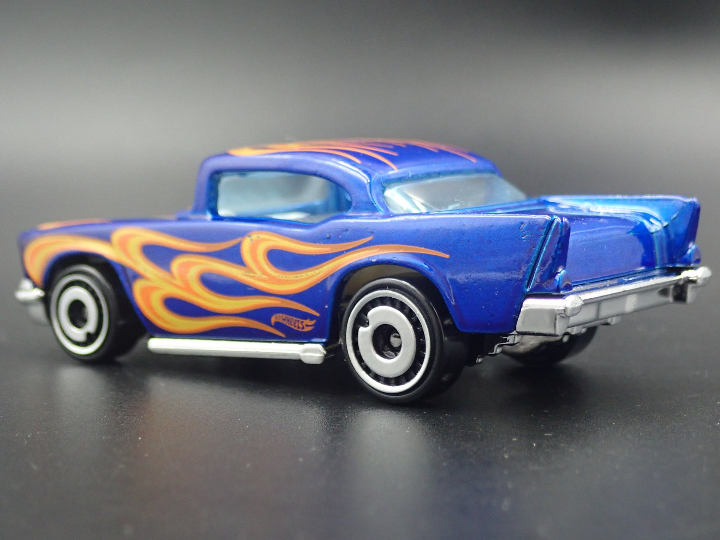 1957 57 CHEVY CHEVROLET BEL AIR 1:64 SCALE COLLECTIBLE DIORAMA DIECAST MODEL CAR