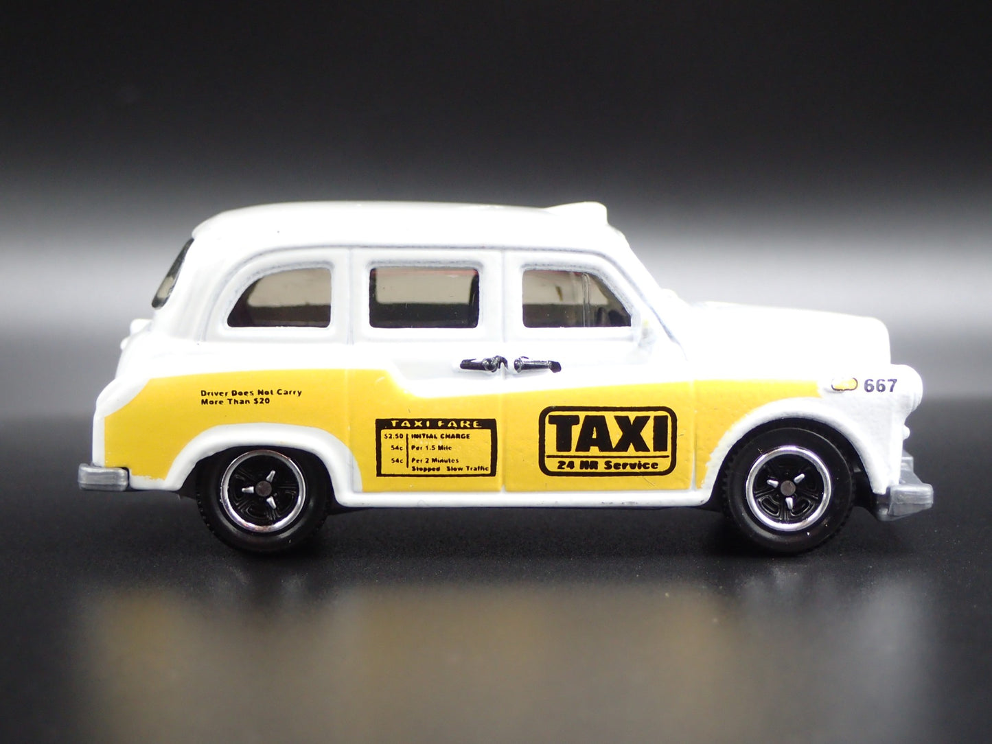 1958-1997 AUSTIN FX4 LONDON TAXI CAB WHITE 1/64 SCALE DIORAMA DIECAST MODEL CAR