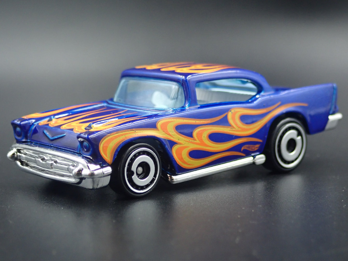 1957 57 CHEVY CHEVROLET BEL AIR 1:64 SCALE COLLECTIBLE DIORAMA DIECAST MODEL CAR