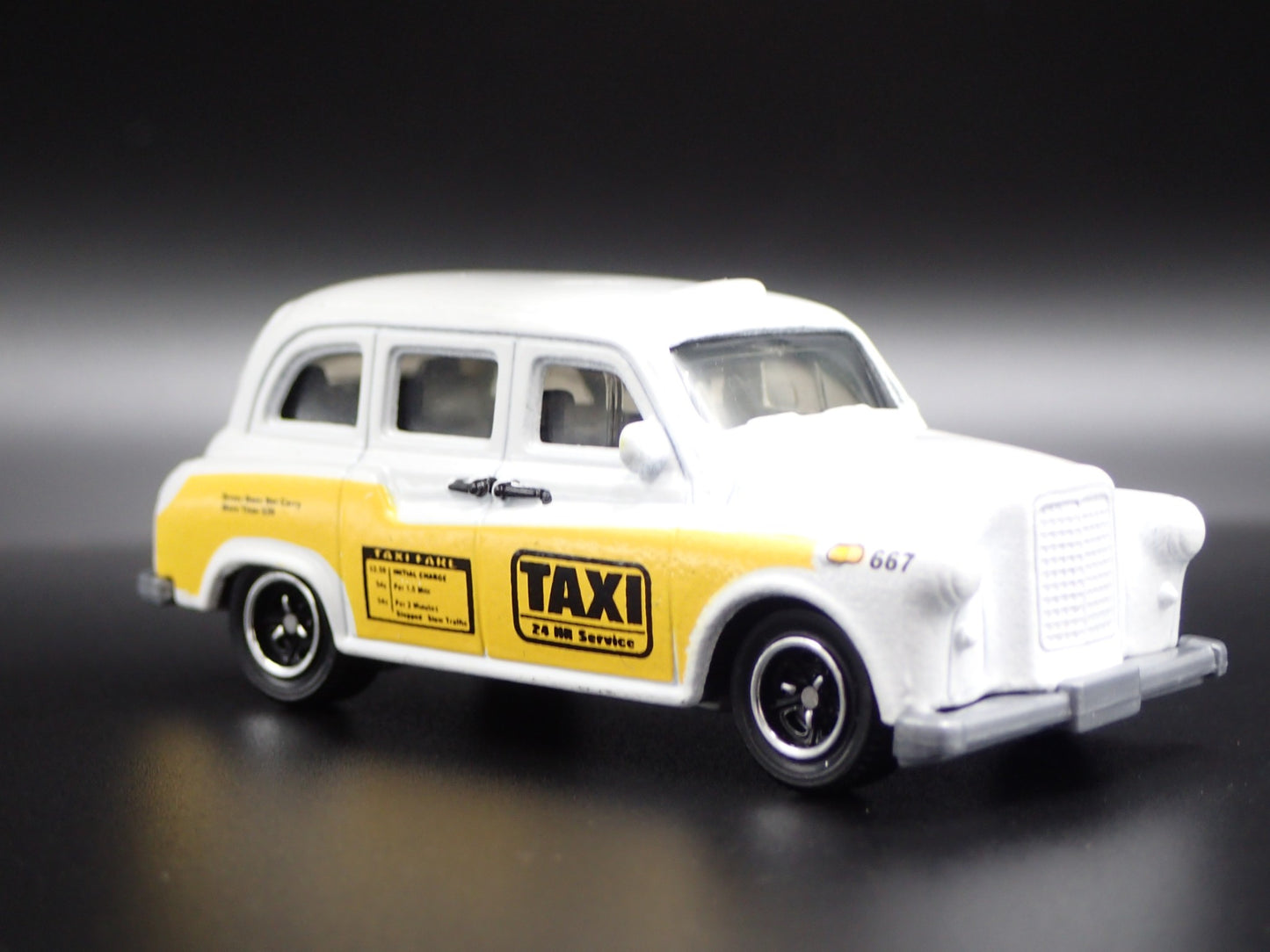 1958-1997 AUSTIN FX4 LONDON TAXI CAB WHITE 1/64 SCALE DIORAMA DIECAST MODEL CAR