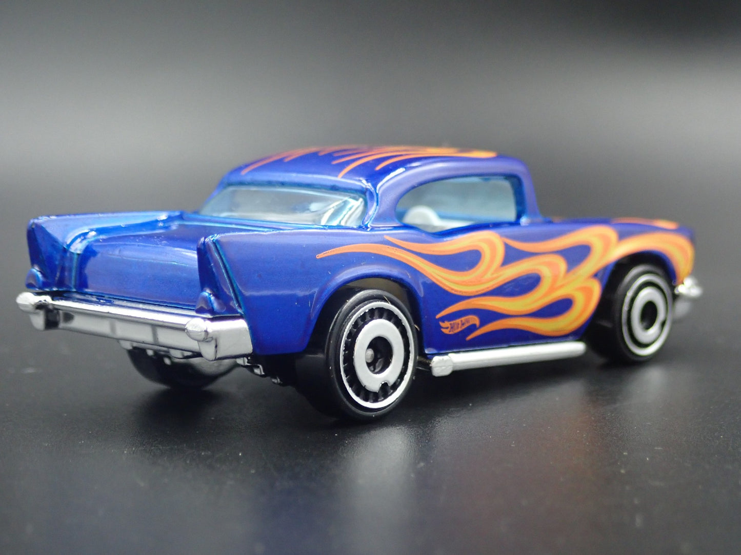 1957 57 CHEVY CHEVROLET BEL AIR 1:64 SCALE COLLECTIBLE DIORAMA DIECAST MODEL CAR