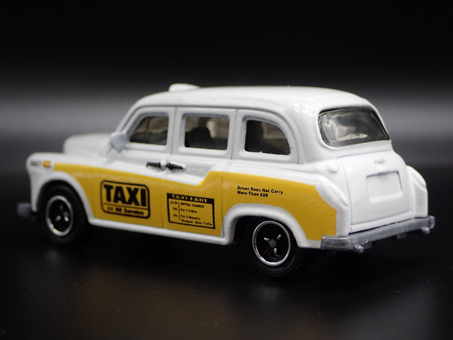 1958-1997 AUSTIN FX4 LONDON TAXI CAB WHITE 1/64 SCALE DIORAMA DIECAST MODEL CAR