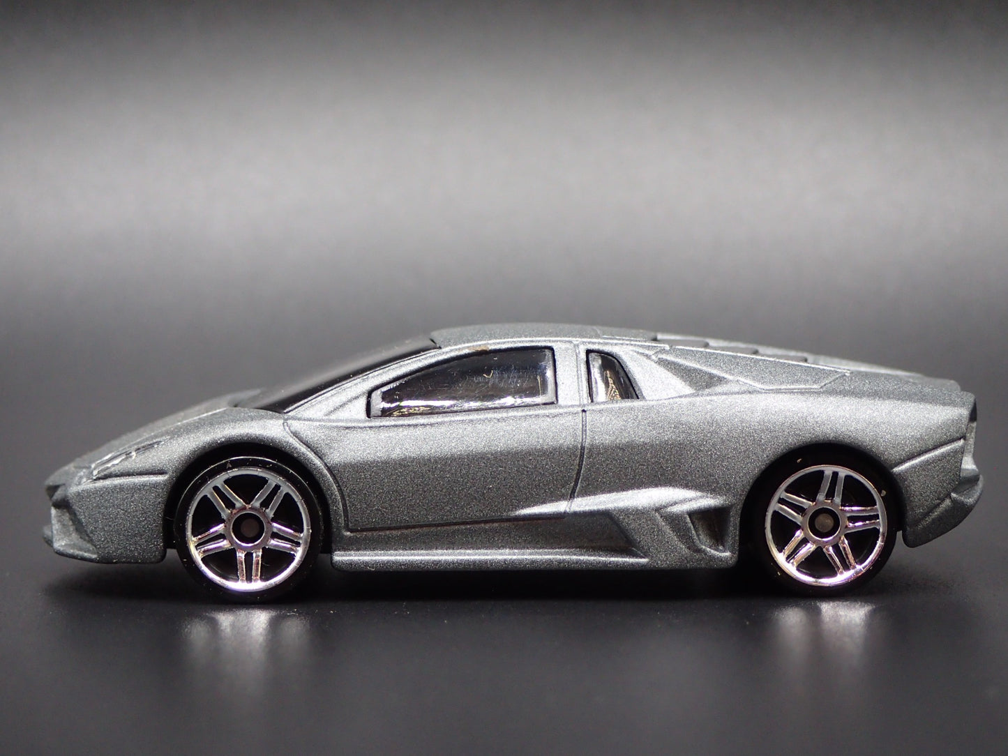 2007-2009 LAMBORGHINI REVENTON SUPER CAR 1:64 SCALE DIORAMA DIECAST MODEL CAR