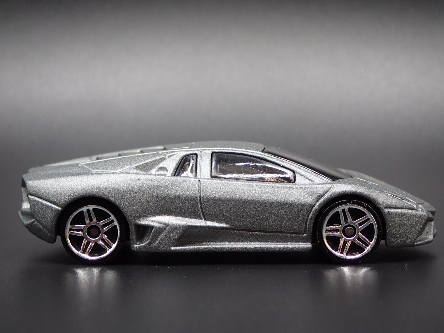 2007-2009 LAMBORGHINI REVENTON SUPER CAR 1:64 SCALE DIORAMA DIECAST MODEL CAR