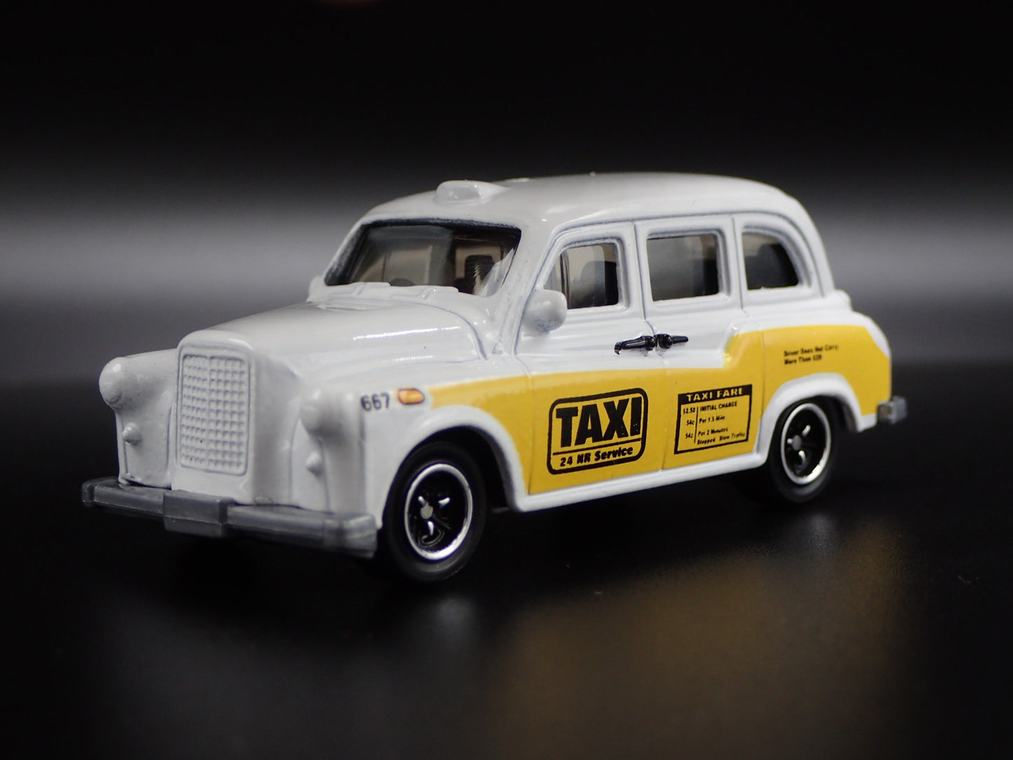 1958-1997 AUSTIN FX4 LONDON TAXI CAB WHITE 1/64 SCALE DIORAMA DIECAST MODEL CAR