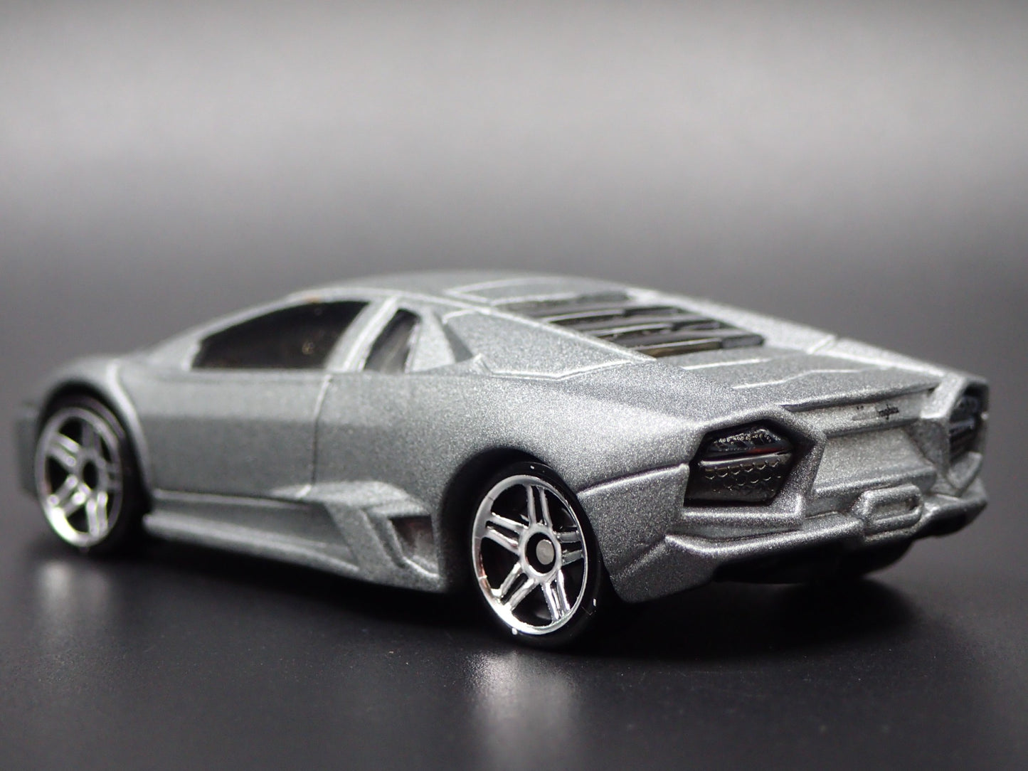2007-2009 LAMBORGHINI REVENTON SUPER CAR 1:64 SCALE DIORAMA DIECAST MODEL CAR