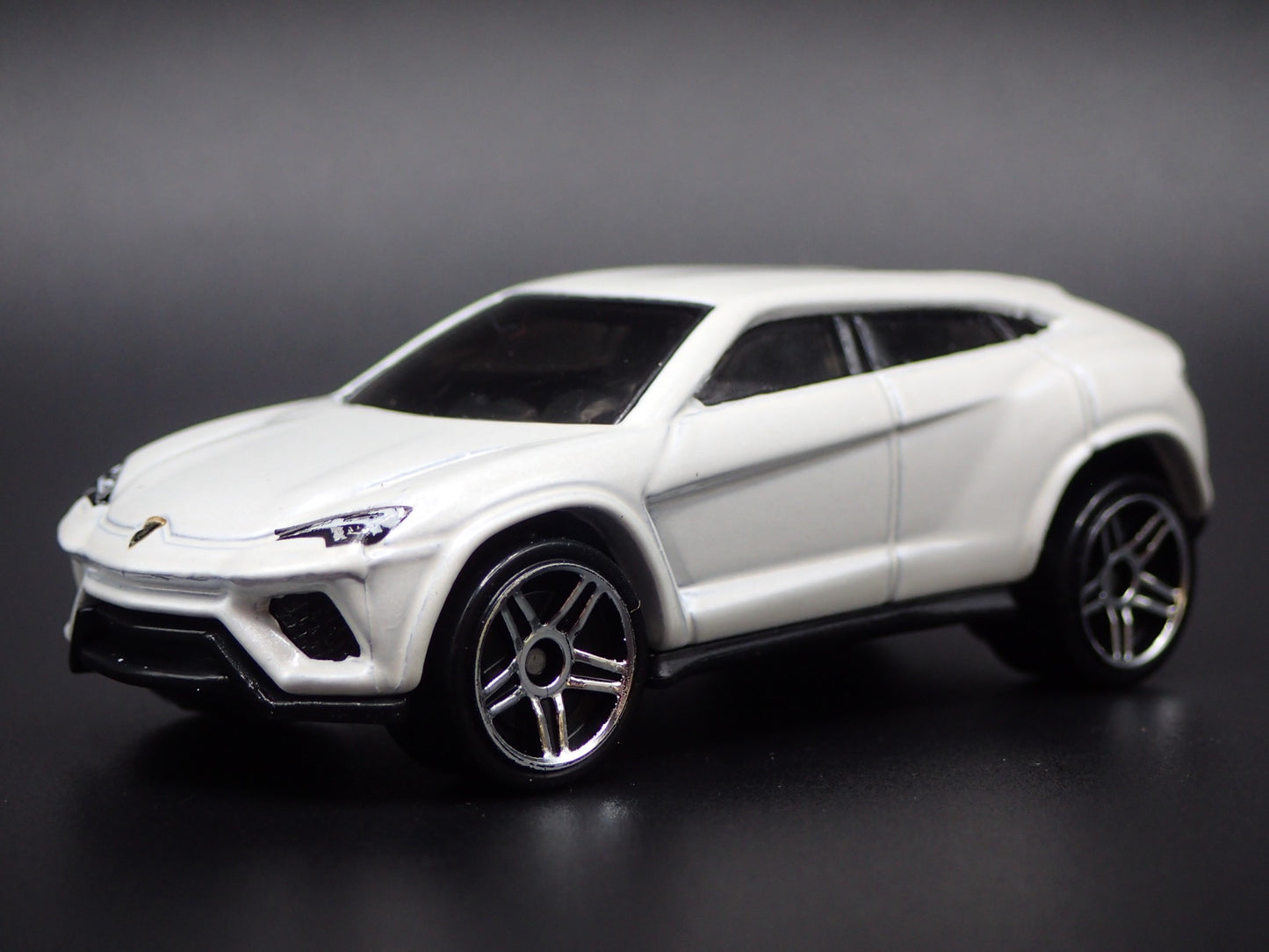 2018-2025 LAMBORGHINI URUS SUV 1:64 SCALE COLLECTIBLE DIORAMA DIECAST MODEL CAR