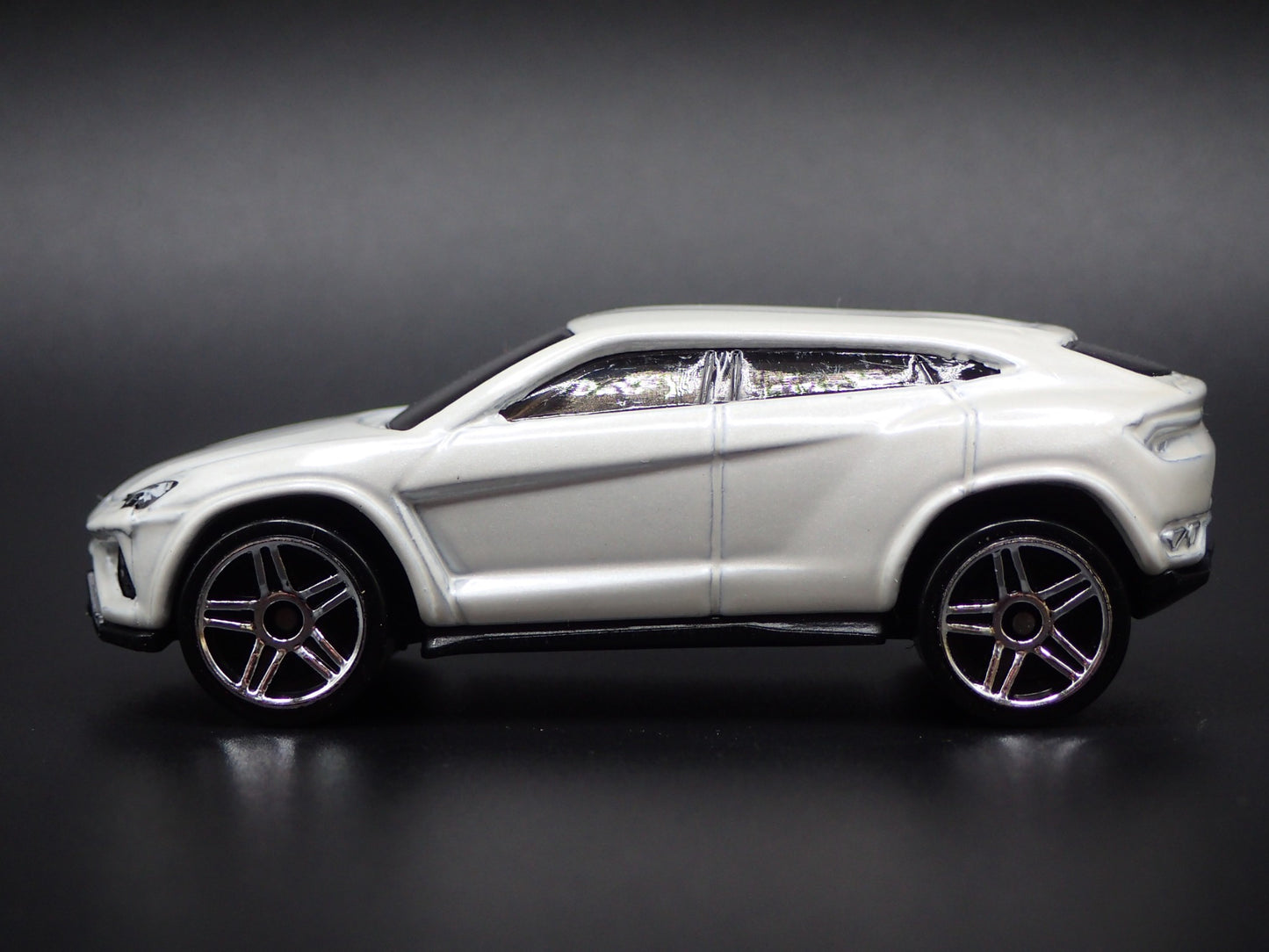 2018-2025 LAMBORGHINI URUS SUV 1:64 SCALE COLLECTIBLE DIORAMA DIECAST MODEL CAR