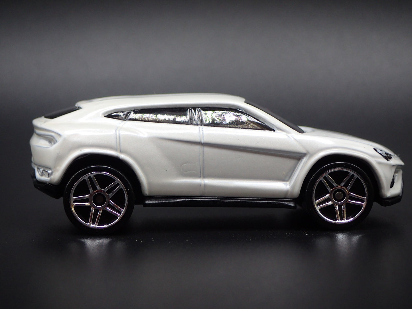 2018-2025 LAMBORGHINI URUS SUV 1:64 SCALE COLLECTIBLE DIORAMA DIECAST MODEL CAR