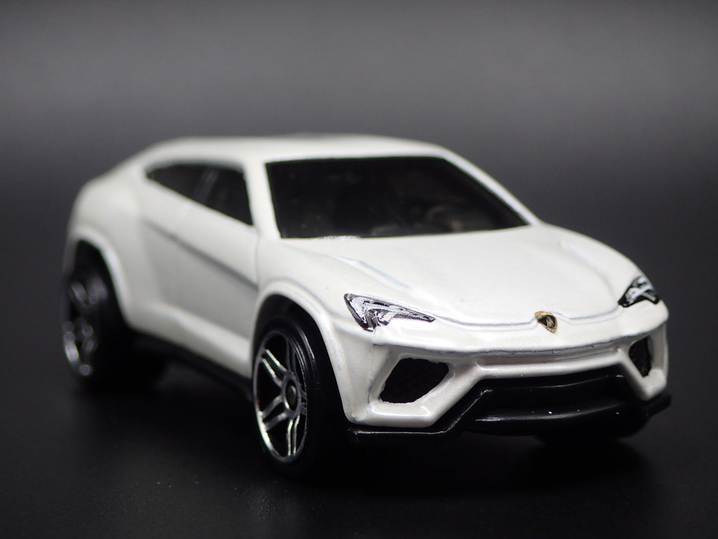 2018-2025 LAMBORGHINI URUS SUV 1:64 SCALE COLLECTIBLE DIORAMA DIECAST MODEL CAR