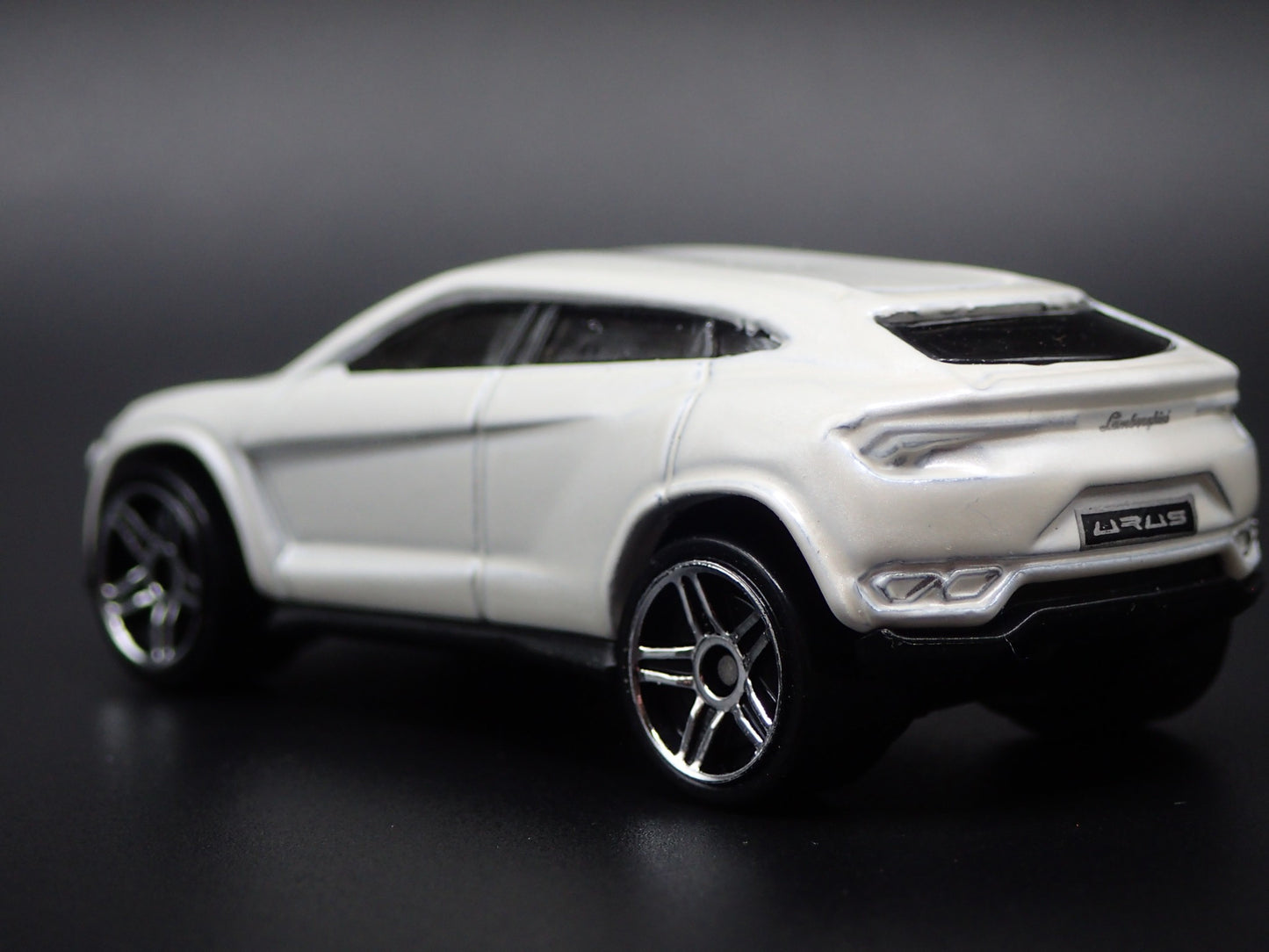 2018-2025 LAMBORGHINI URUS SUV 1:64 SCALE COLLECTIBLE DIORAMA DIECAST MODEL CAR